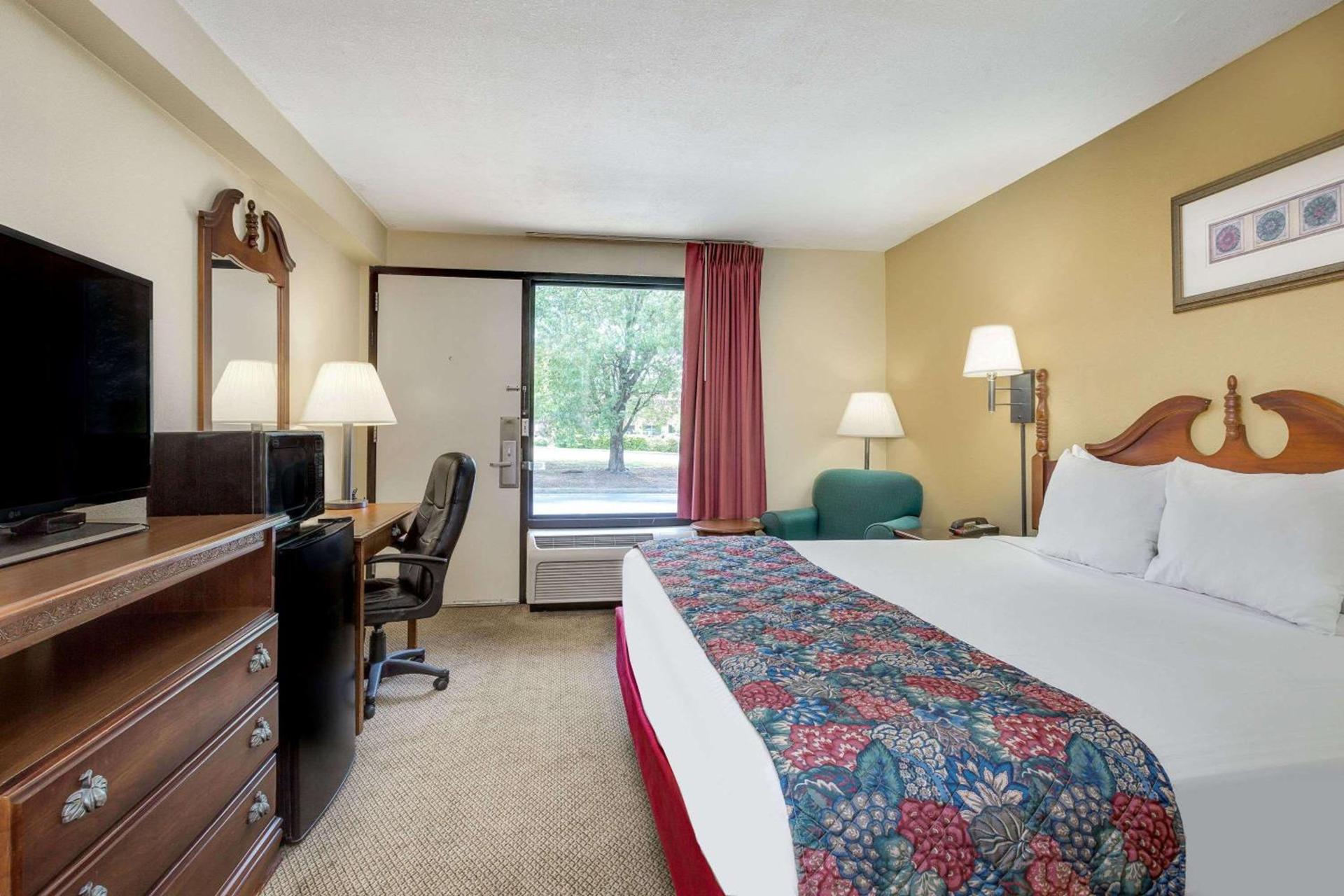 Days Inn by Wyndham Hoover Birmingham photo 4