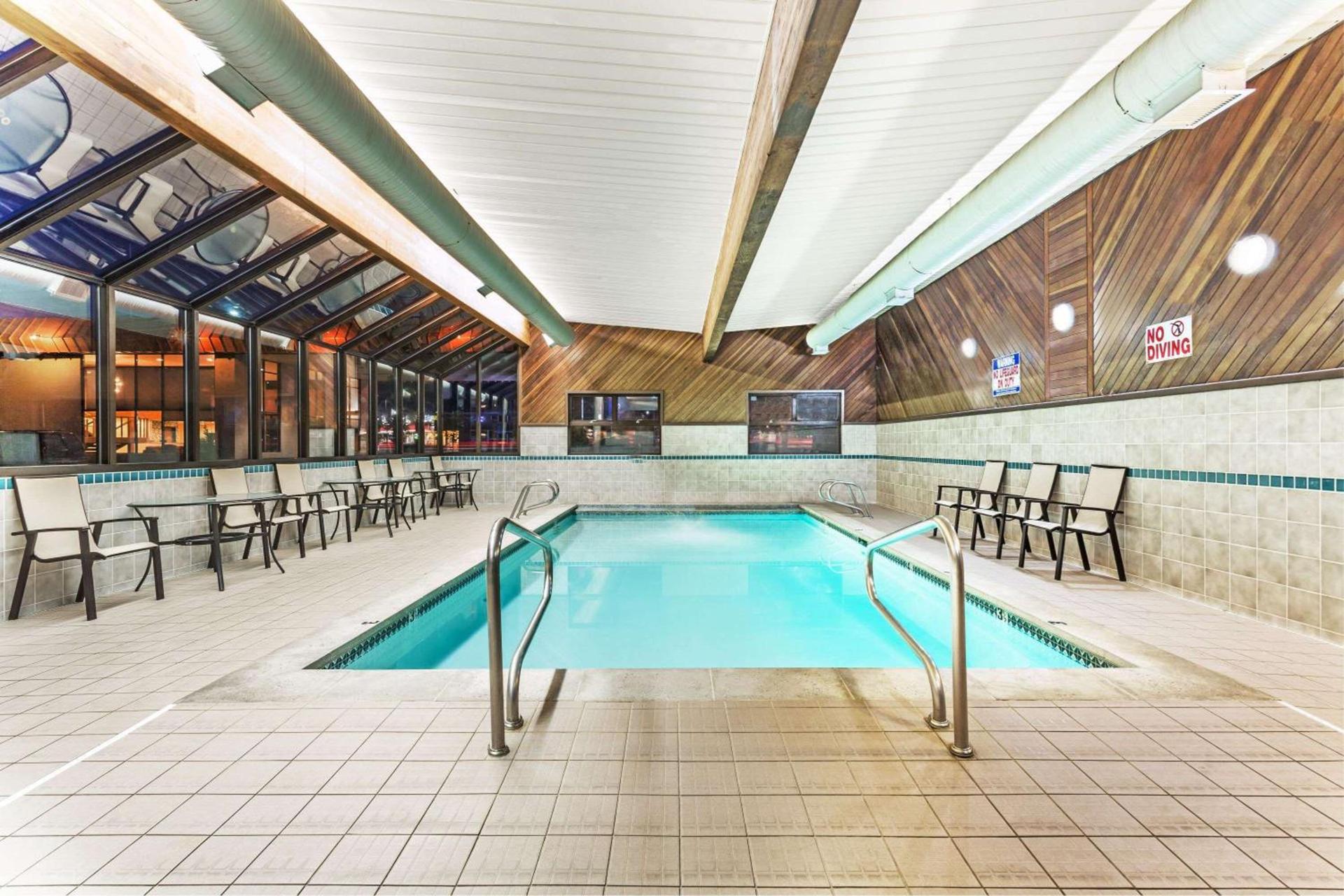 Days Inn & Suites by Wyndham Logan photo 3