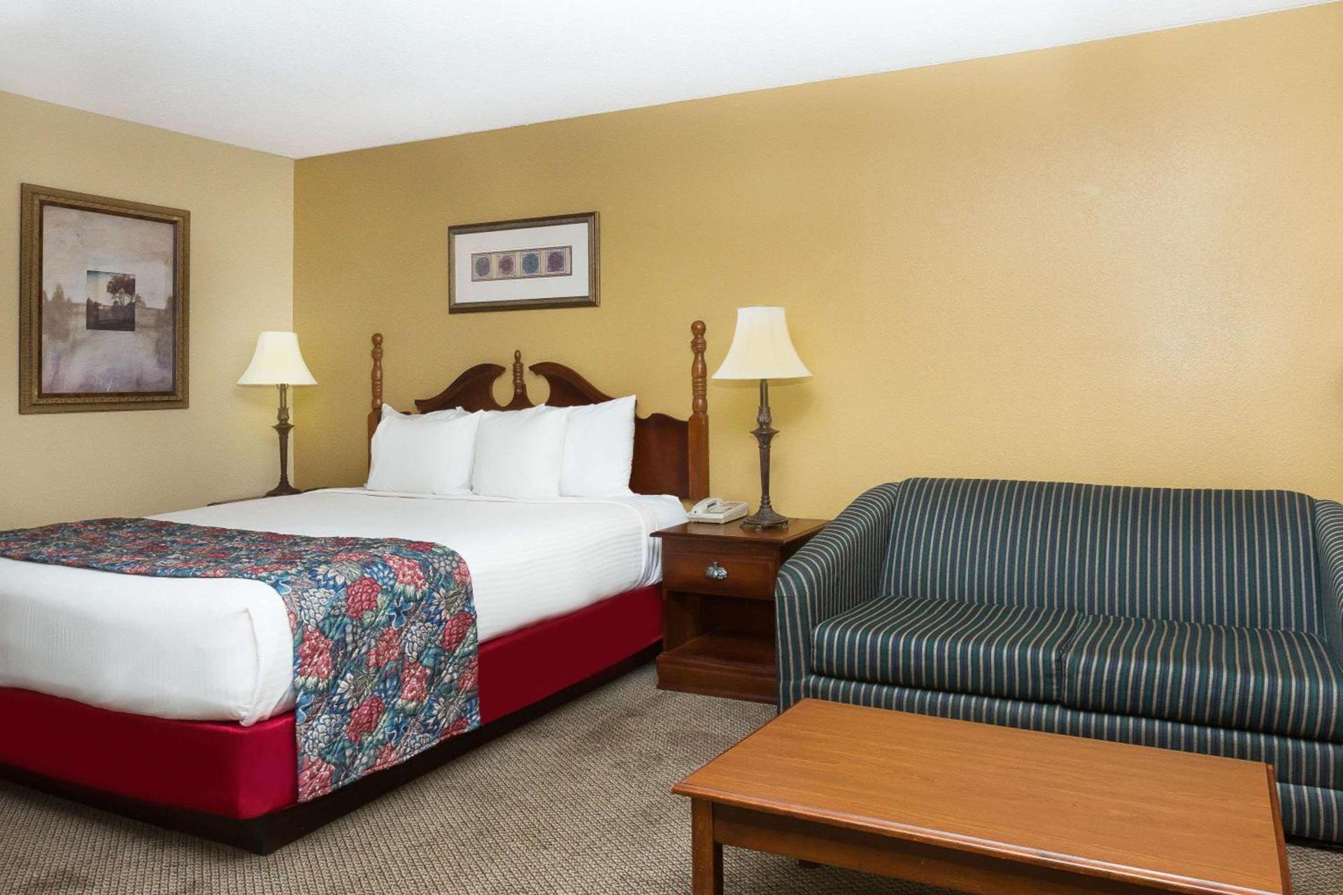 Days Inn by Wyndham Hoover Birmingham photo 48