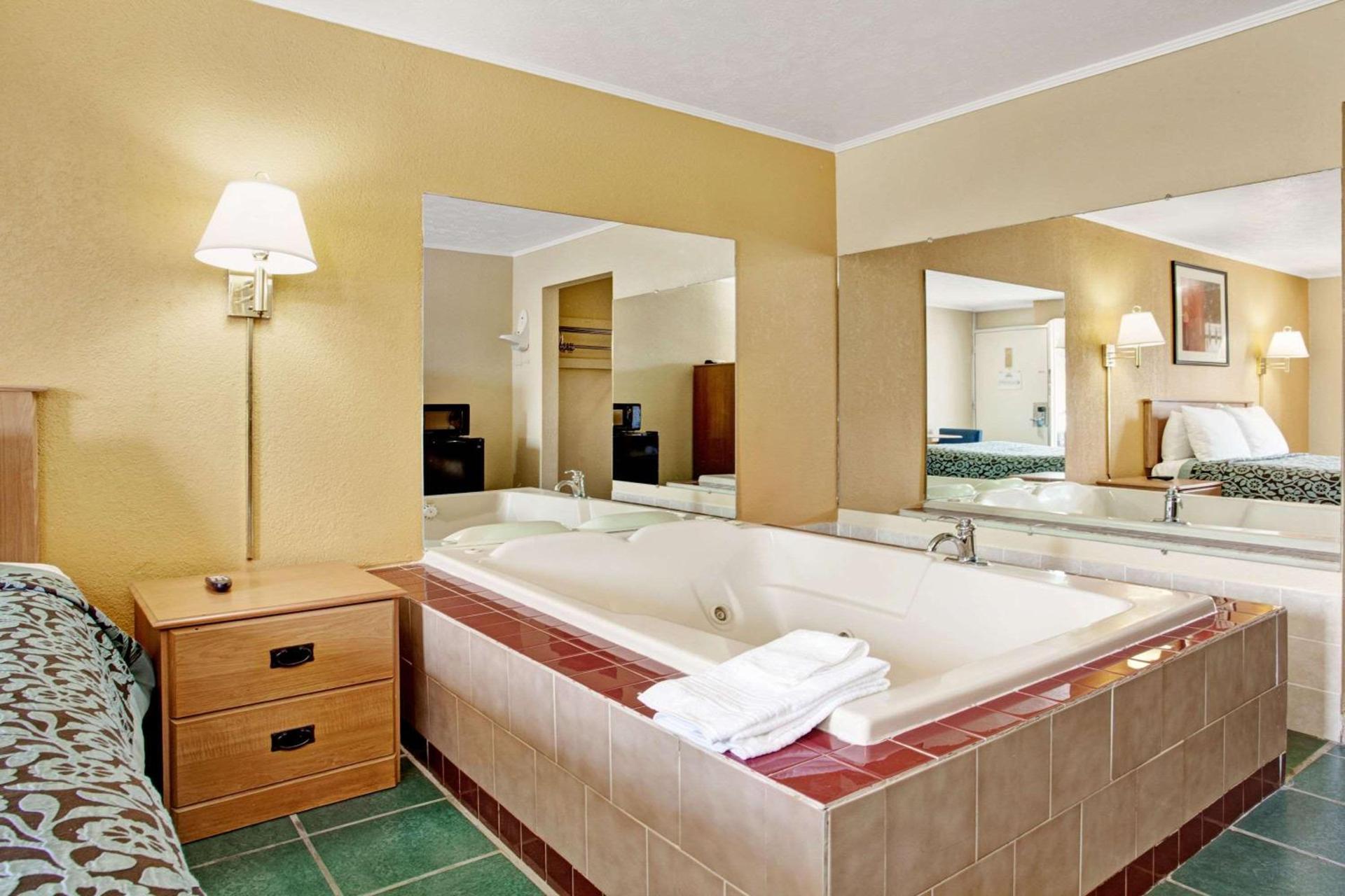 Days Inn by Wyndham Knoxville West photo 3