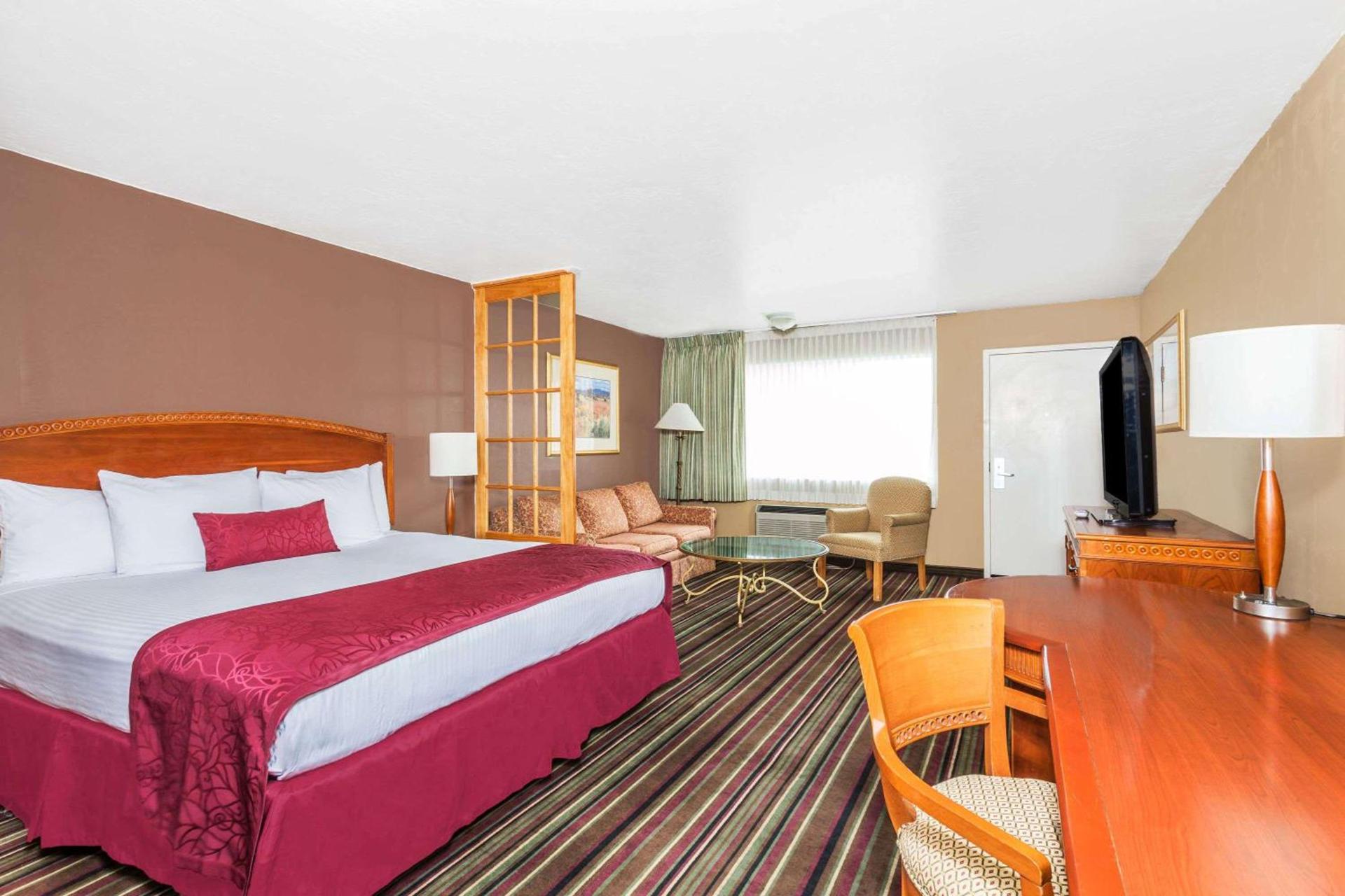 Days Inn & Suites by Wyndham Logan photo 12