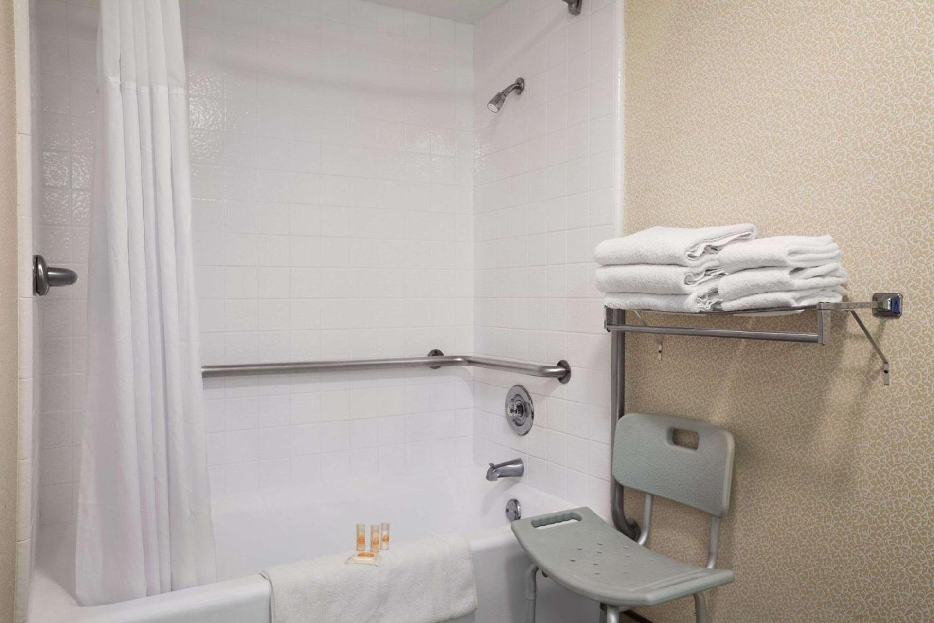 Days Inn by Wyndham Gilroy photo 5