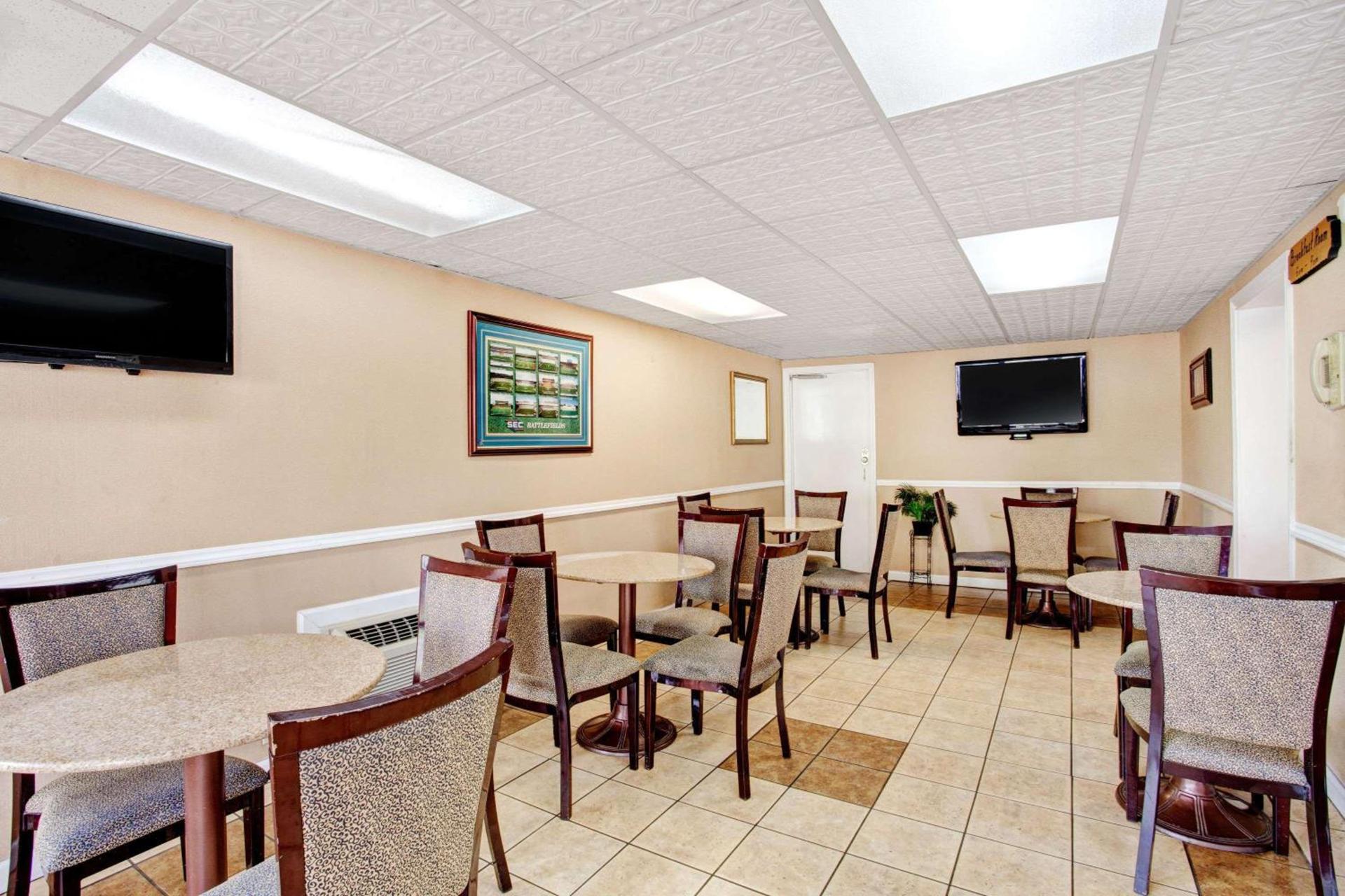 Days Inn by Wyndham Knoxville West photo 5