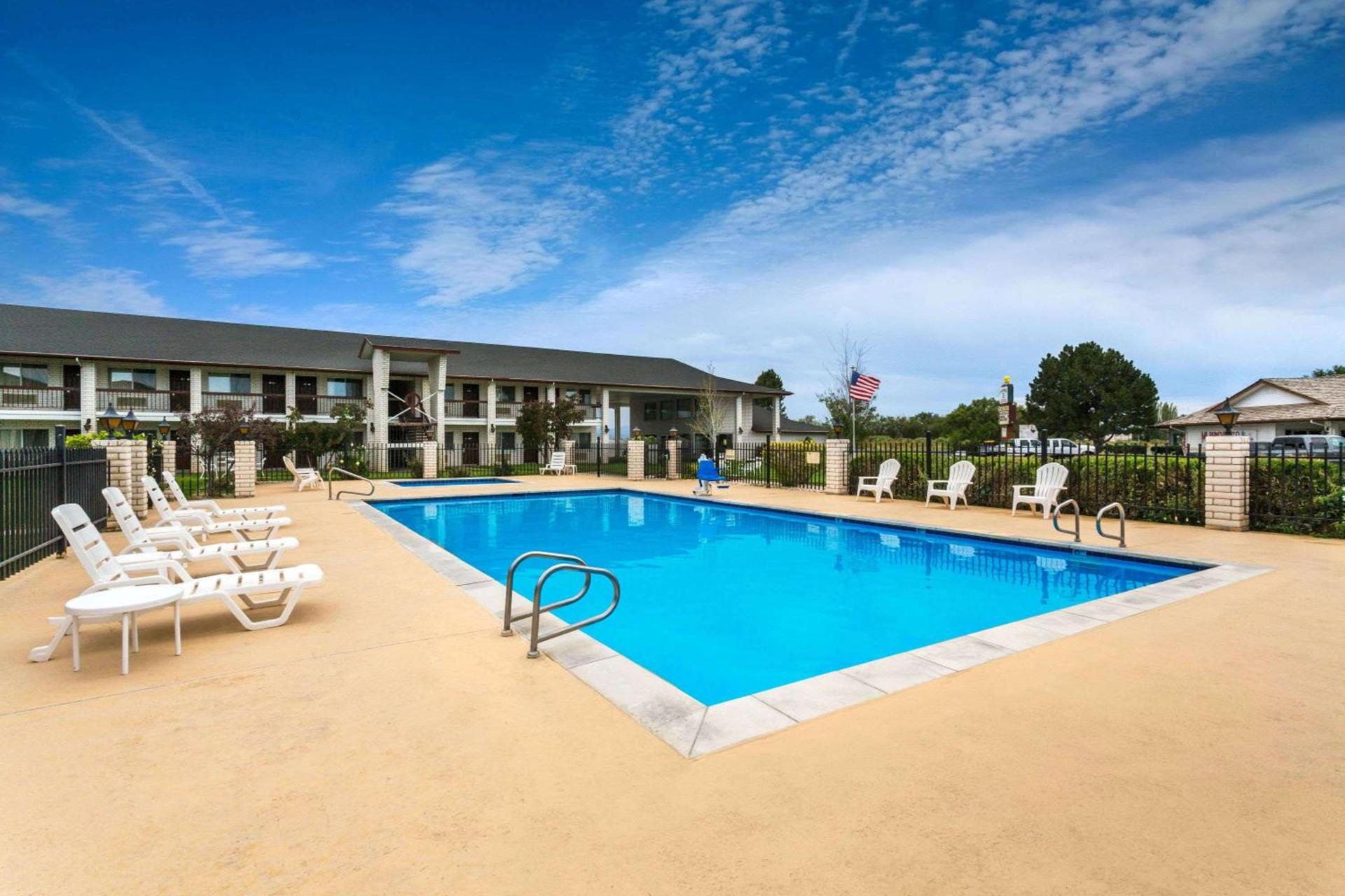 Days Inn by Wyndham Delta photo 7