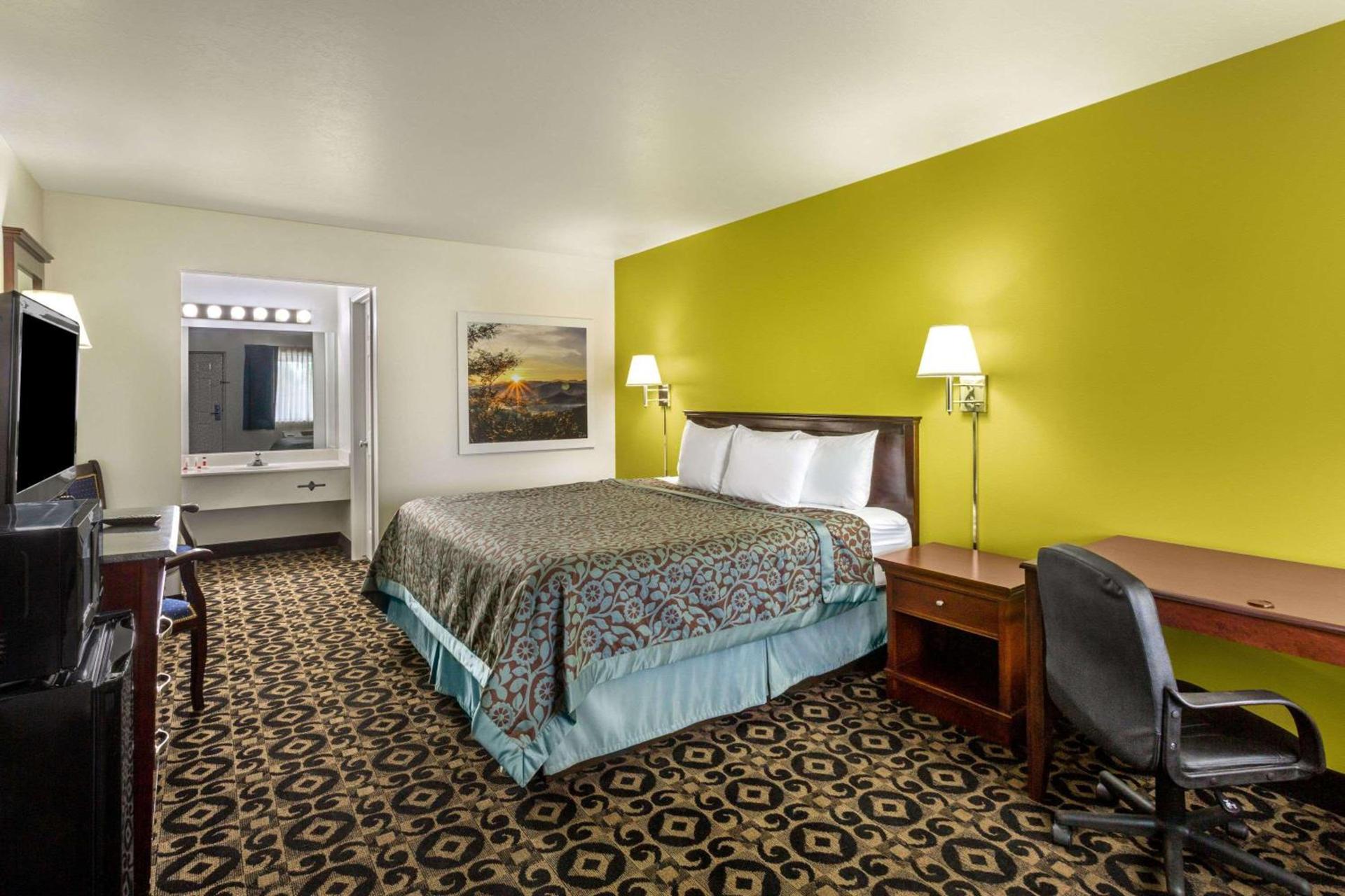 Days Inn by Wyndham Delta photo 11