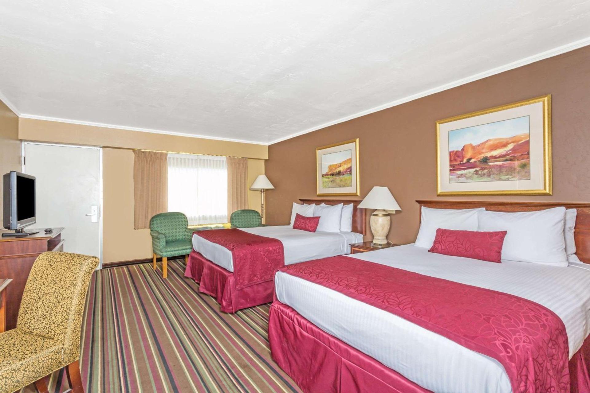 Days Inn & Suites by Wyndham Logan photo 8