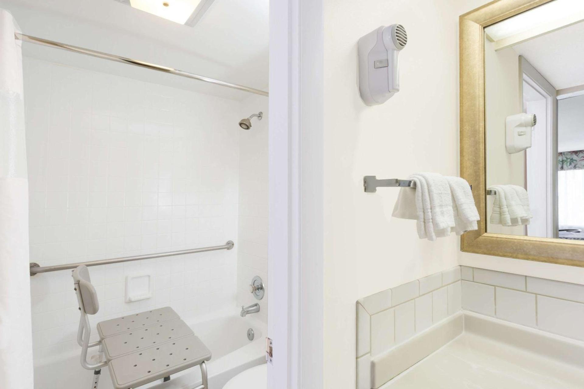 Days Inn by Wyndham Fort Myers Springs Resort photo 10