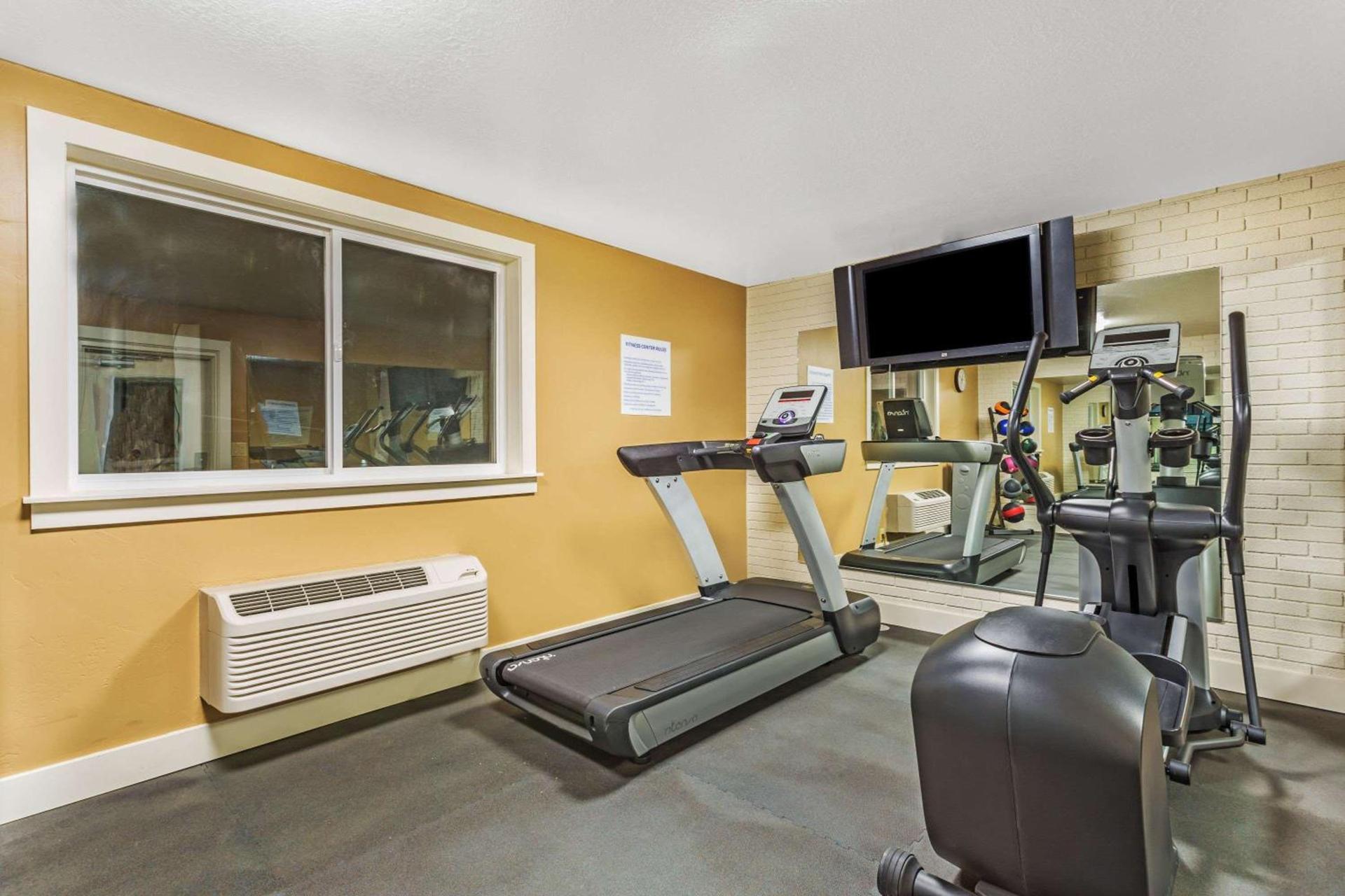Days Inn & Suites by Wyndham Logan photo 4