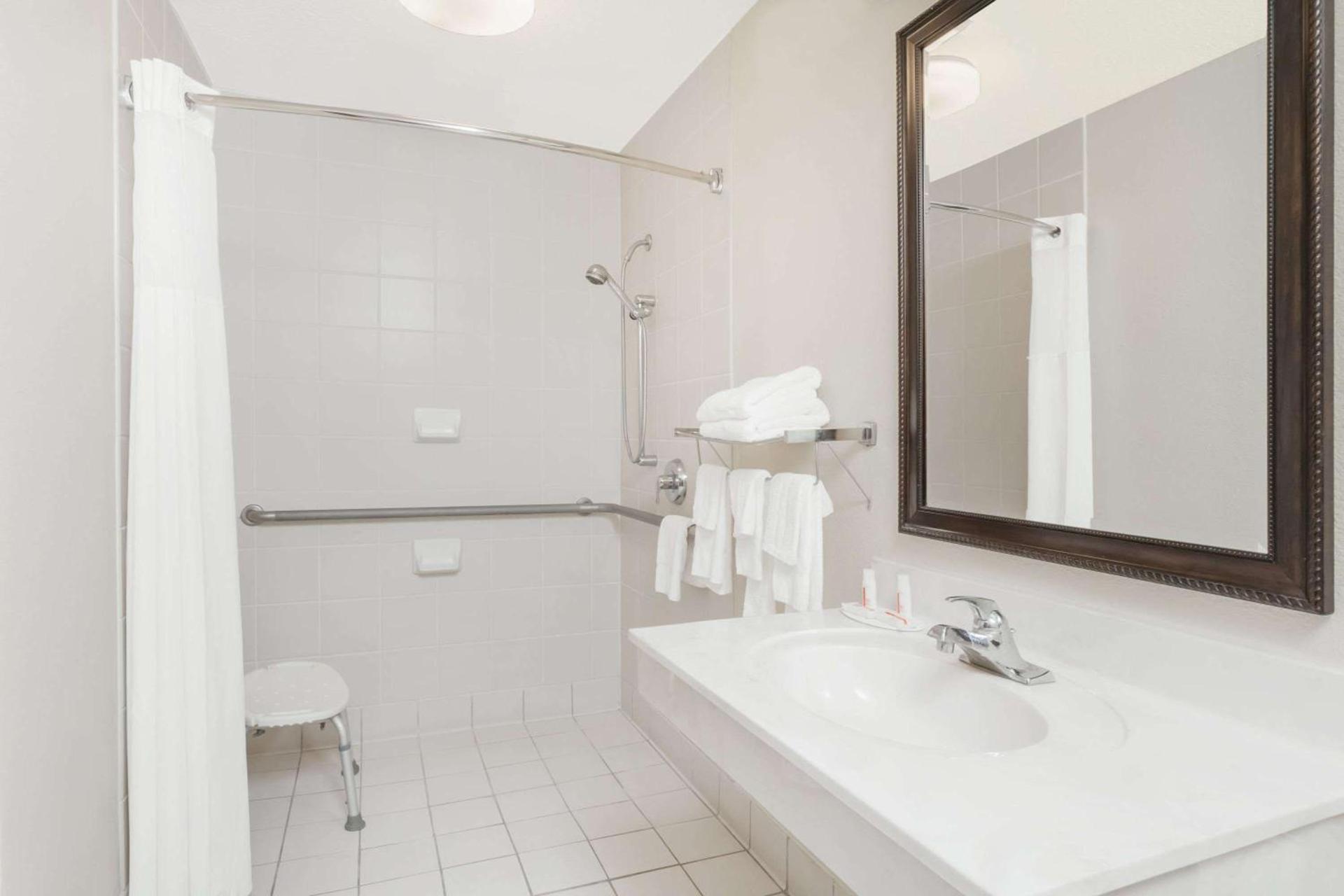 Days Inn by Wyndham Seguin TX photo 24