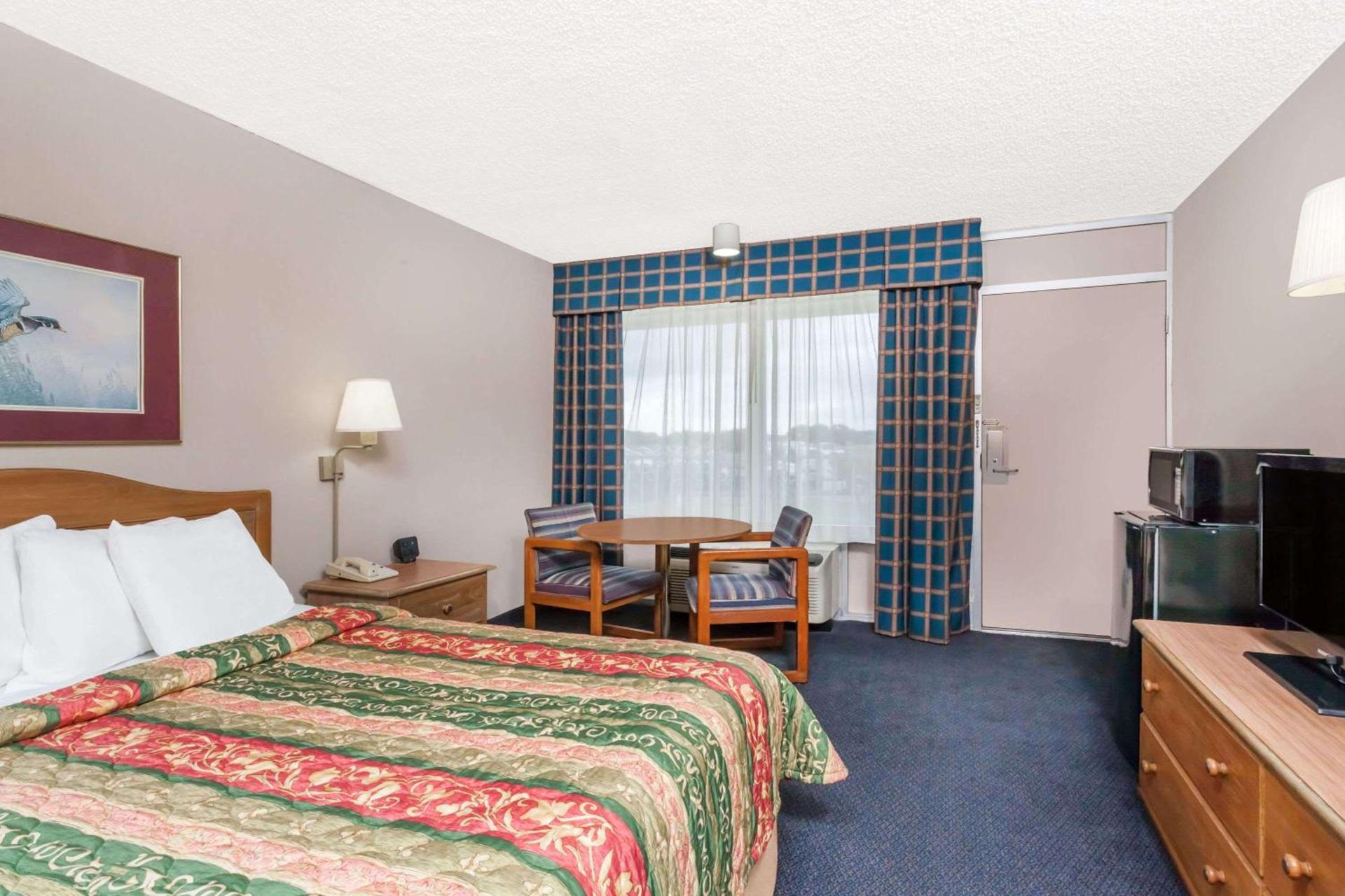 Days Inn by Wyndham Seguin TX photo 38