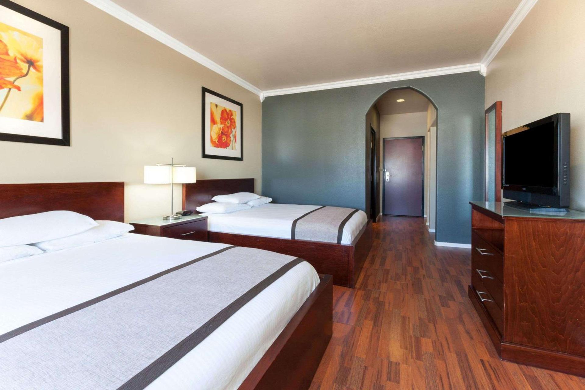 Super 8 by Wyndham Groesbeck photo 9
