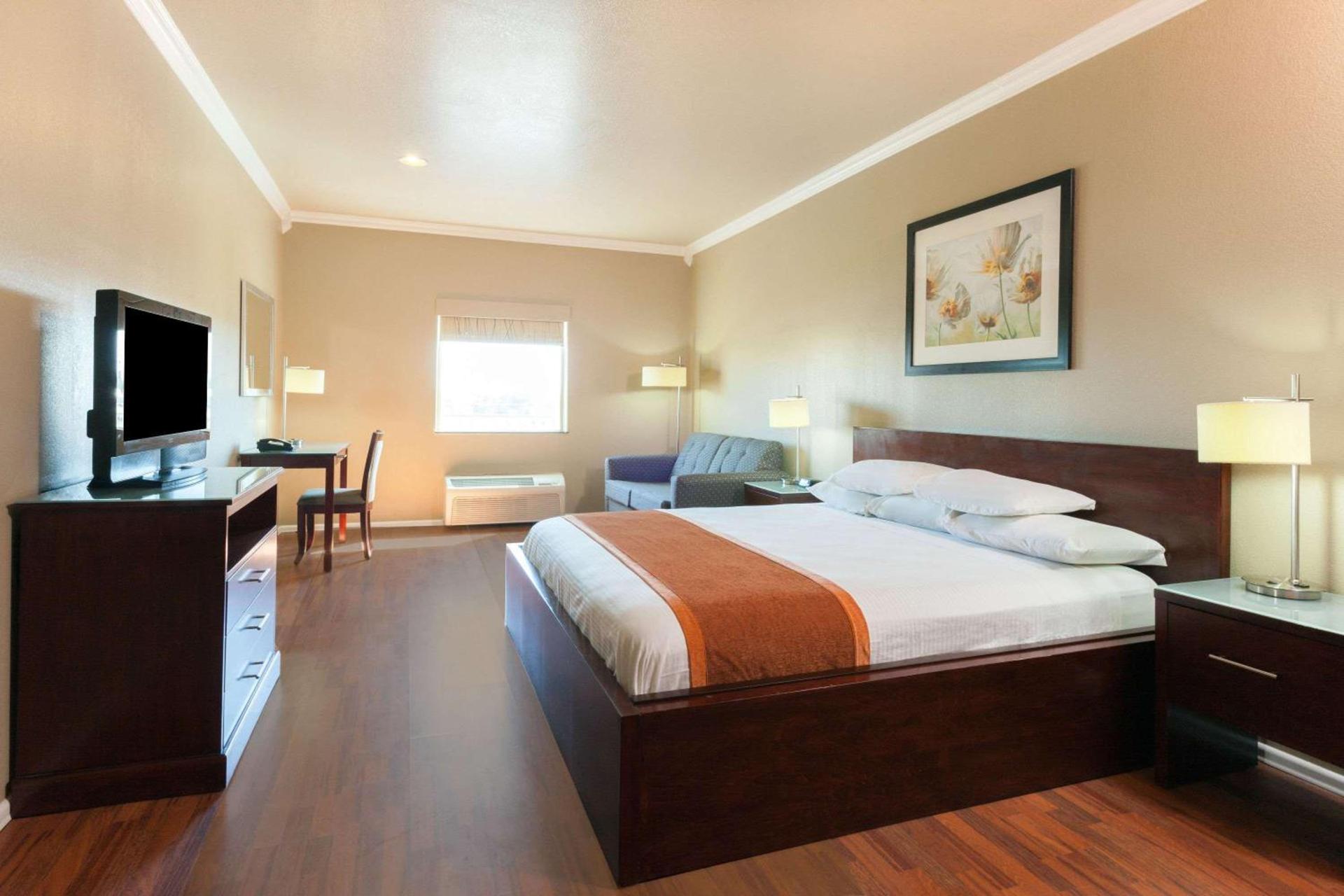 Super 8 by Wyndham Groesbeck photo 8