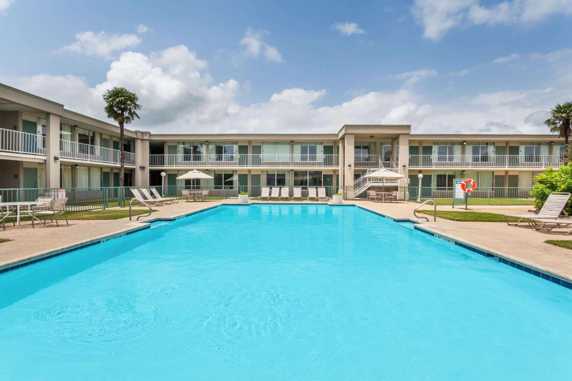 Days Inn by Wyndham Seguin TX photo 2