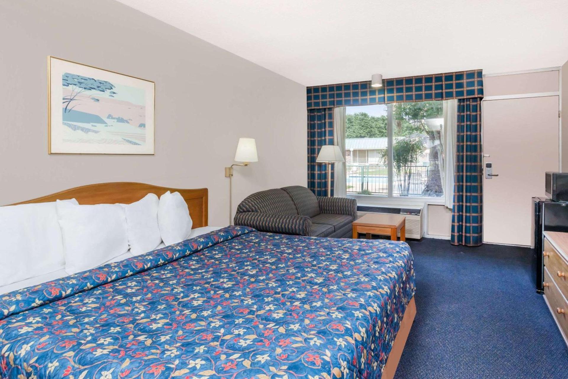 Days Inn by Wyndham Seguin TX photo 33