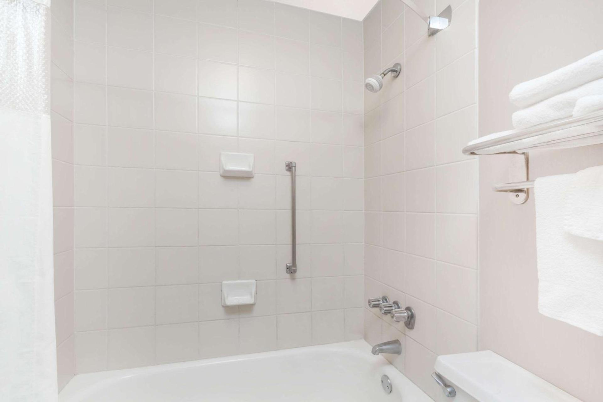 Days Inn by Wyndham Seguin TX photo 6