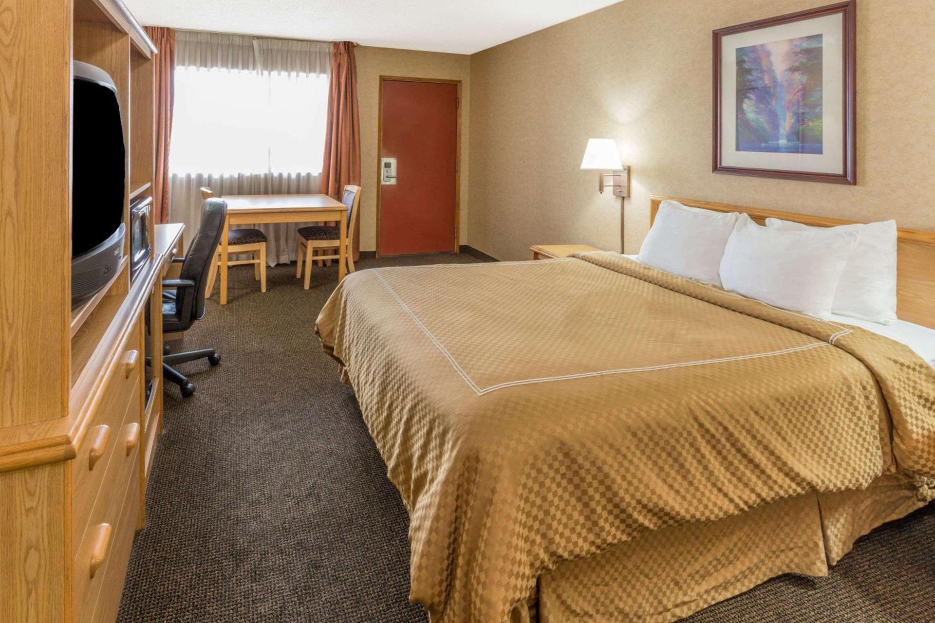 Days Inn by Wyndham Black Bear photo 11