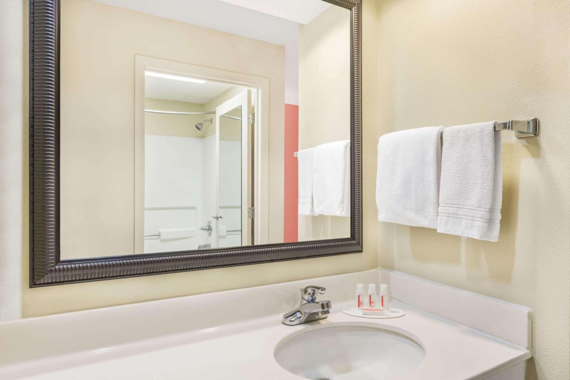 Days Inn by Wyndham Shallotte photo 31