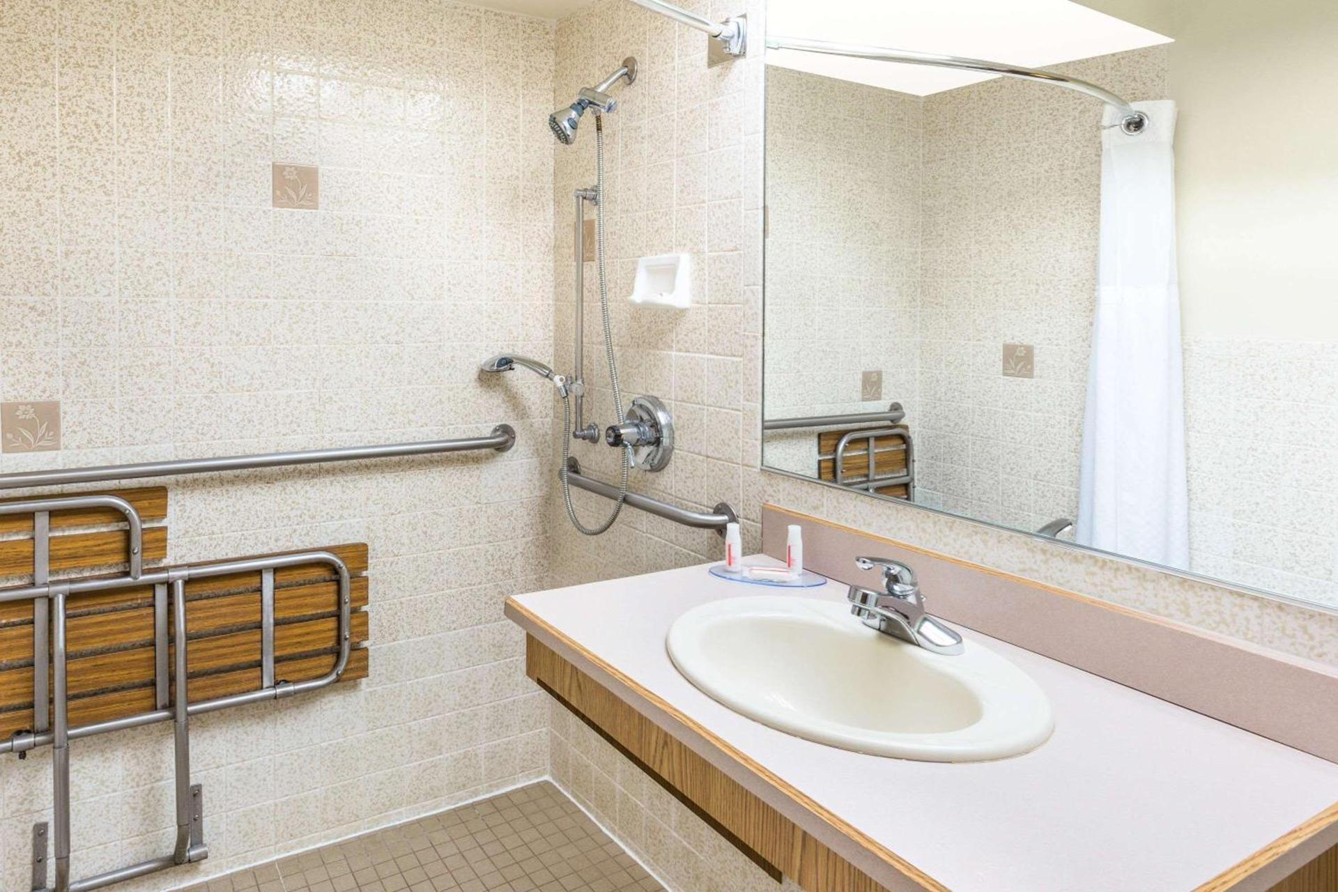 Days Inn by Wyndham Black Bear photo 4