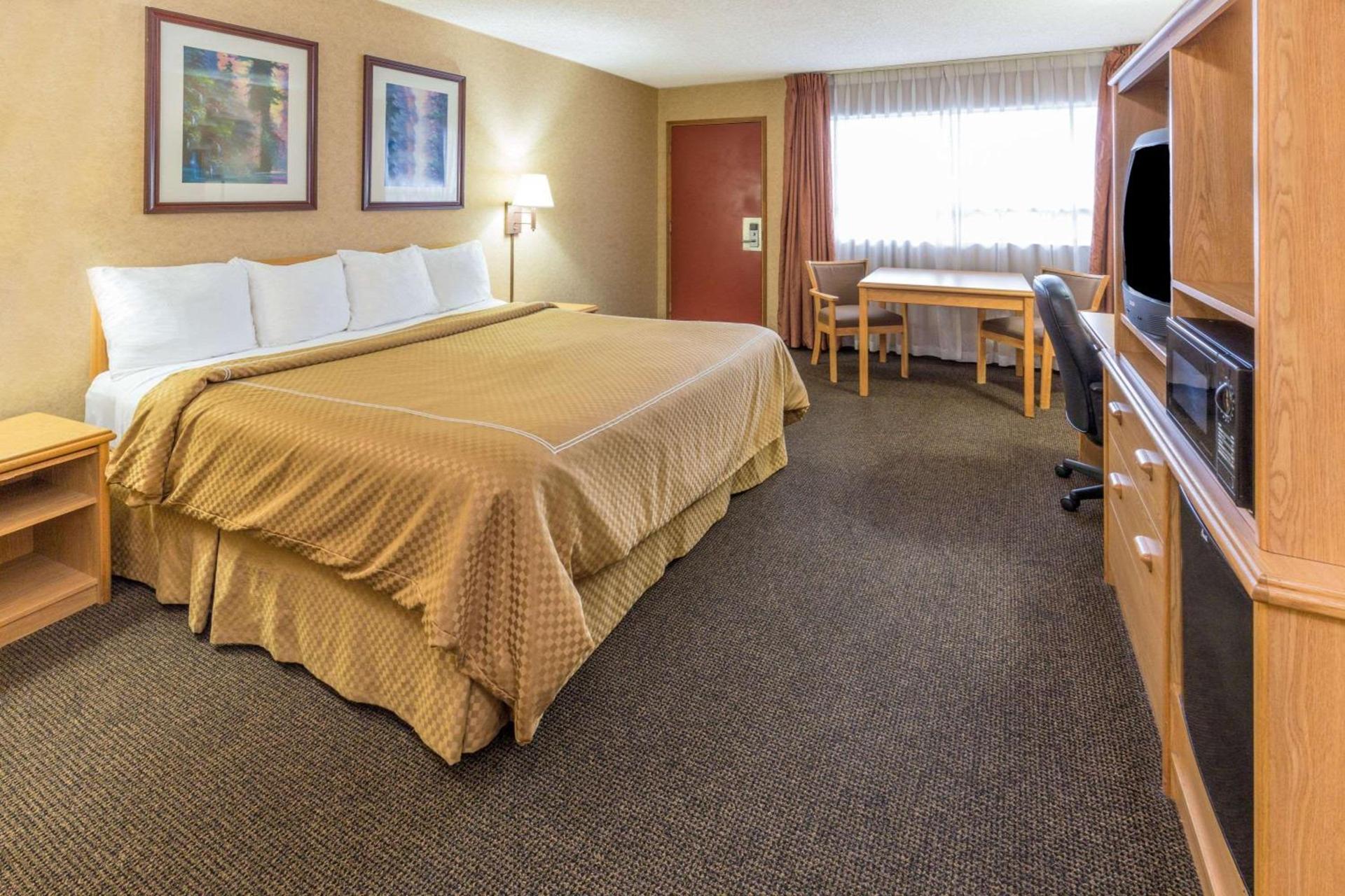 Days Inn by Wyndham Black Bear photo 6