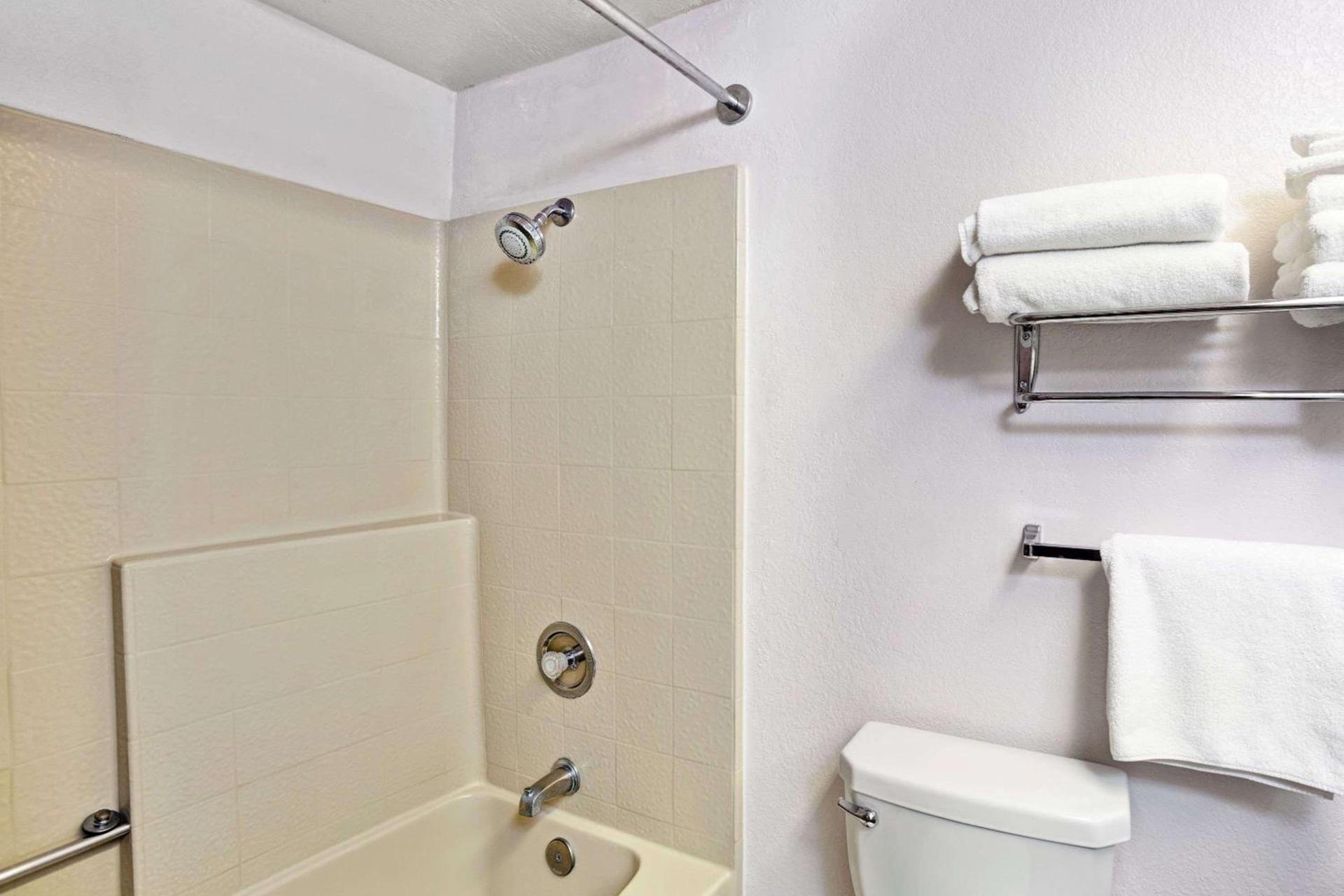 Days Inn & Suites by Wyndham Fullerton photo 22