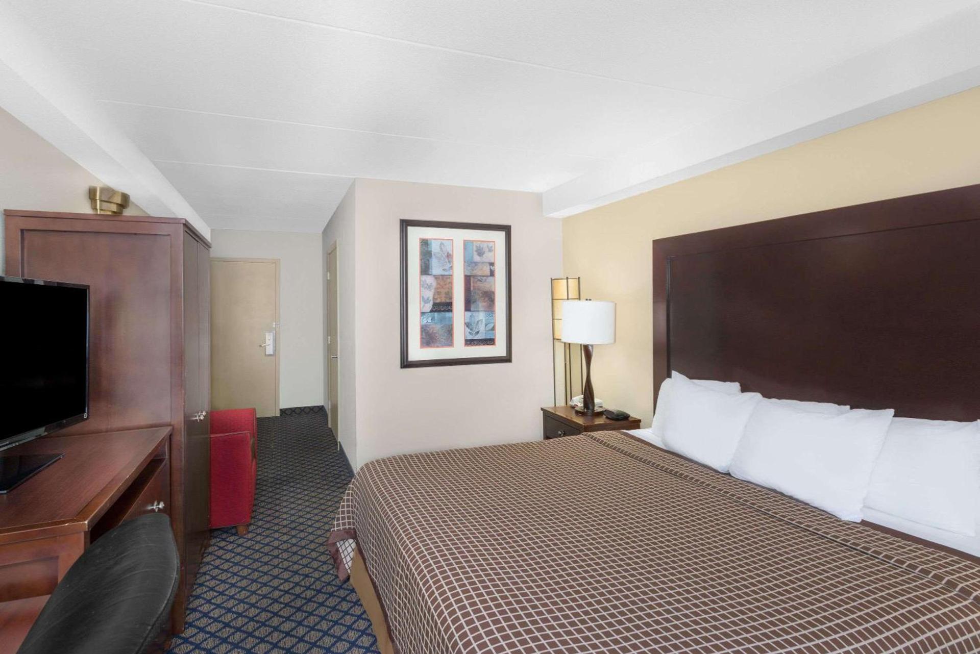 Days Inn by Wyndham Geneva/Finger Lakes photo 8