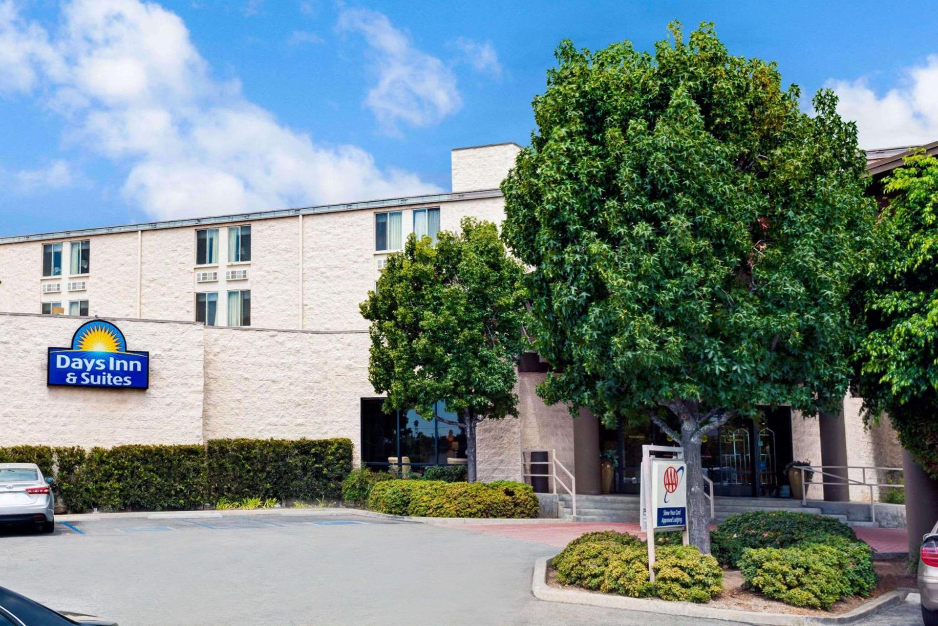 Days Inn & Suites by Wyndham Fullerton — hotel in Fullerton