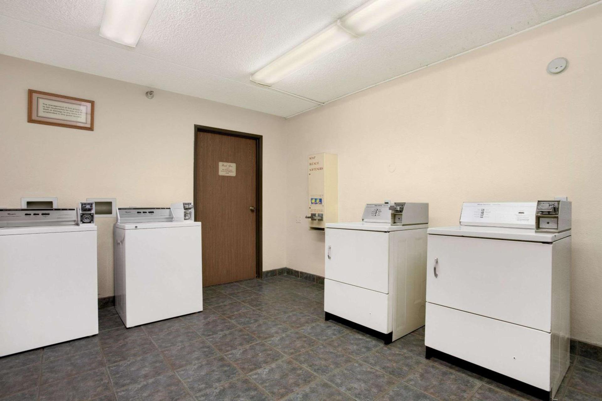 Days Inn by Wyndham Buena Park Anaheim photo 11
