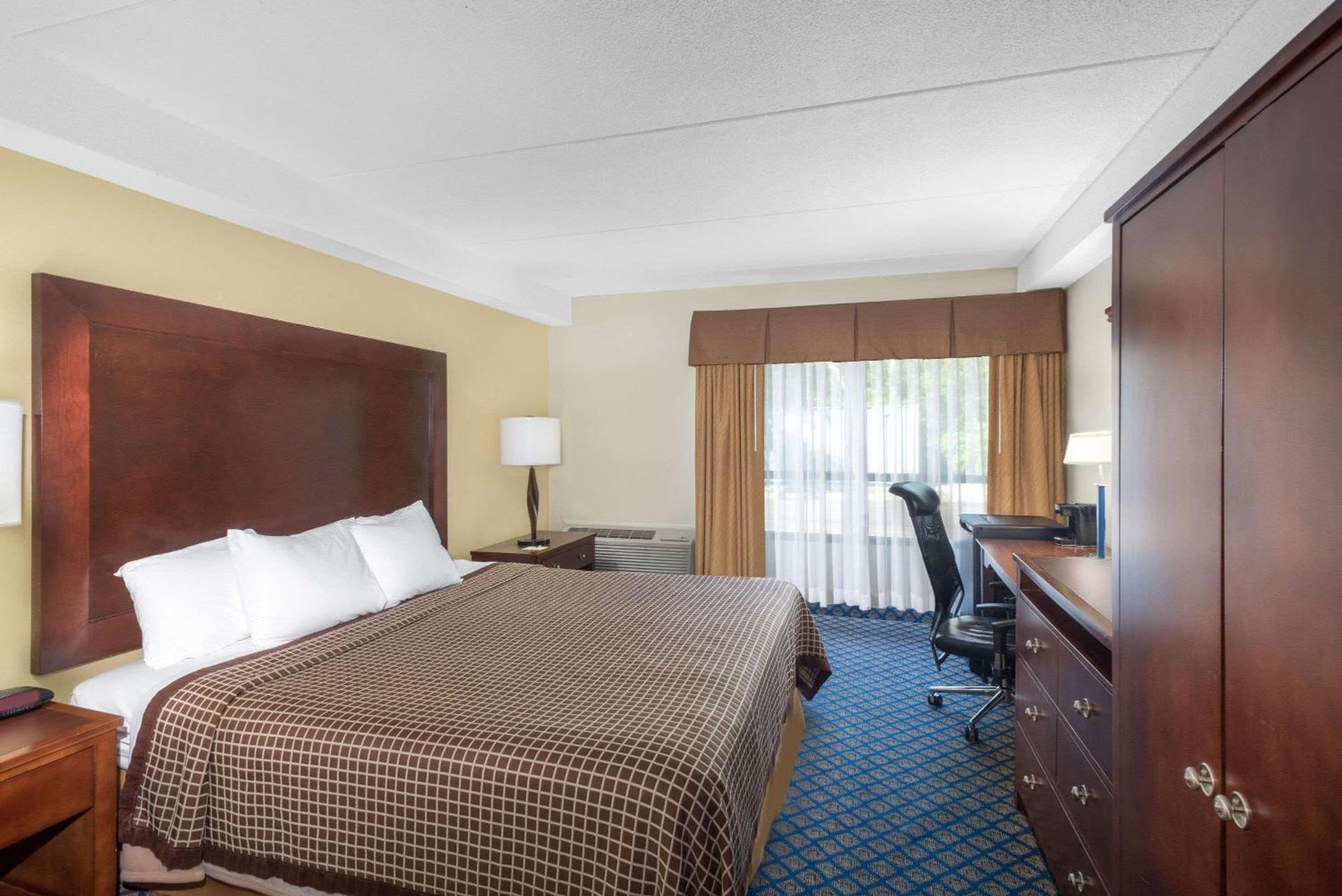 Days Inn by Wyndham Geneva/Finger Lakes photo 12