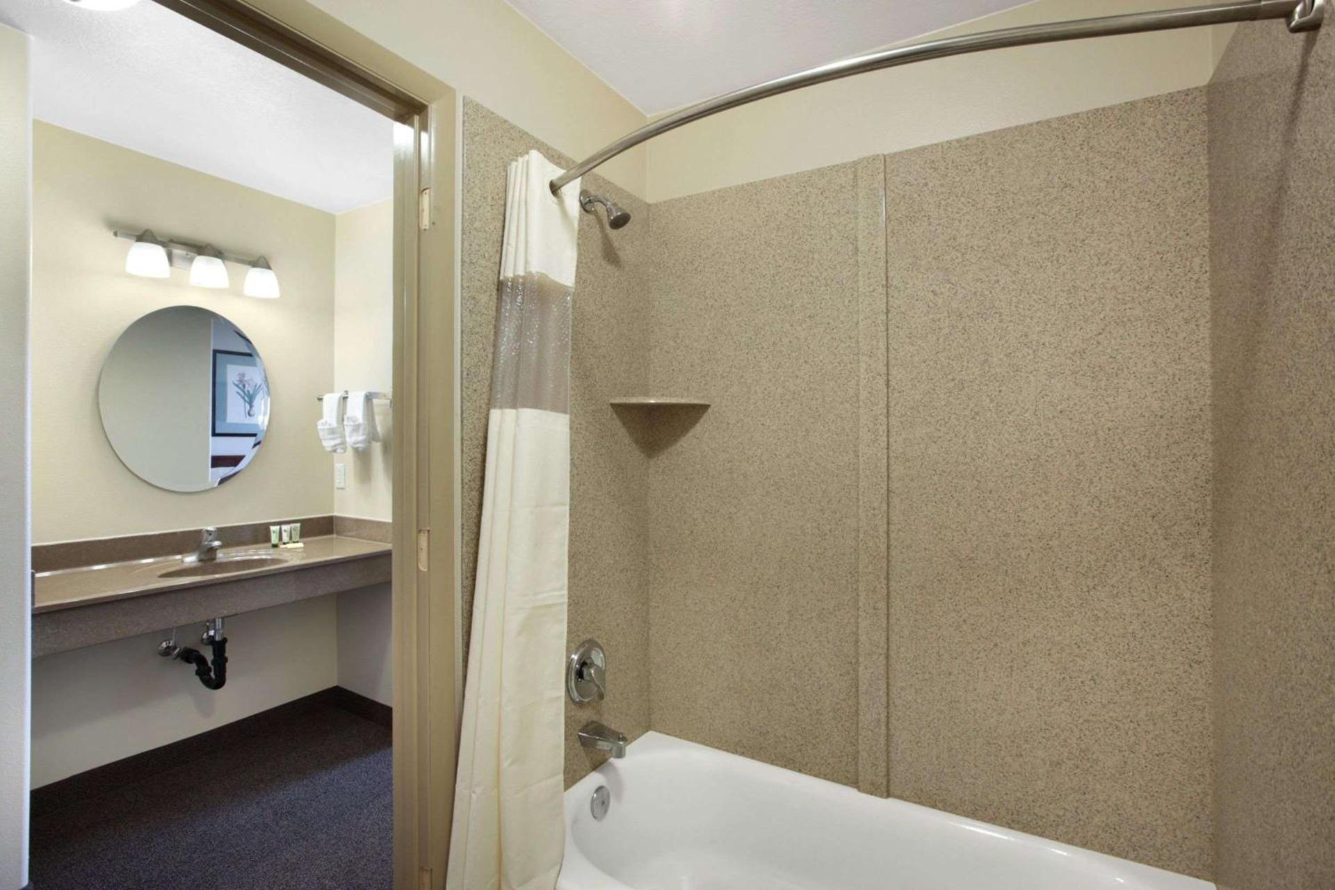 Days Inn by Wyndham Beaver photo 7