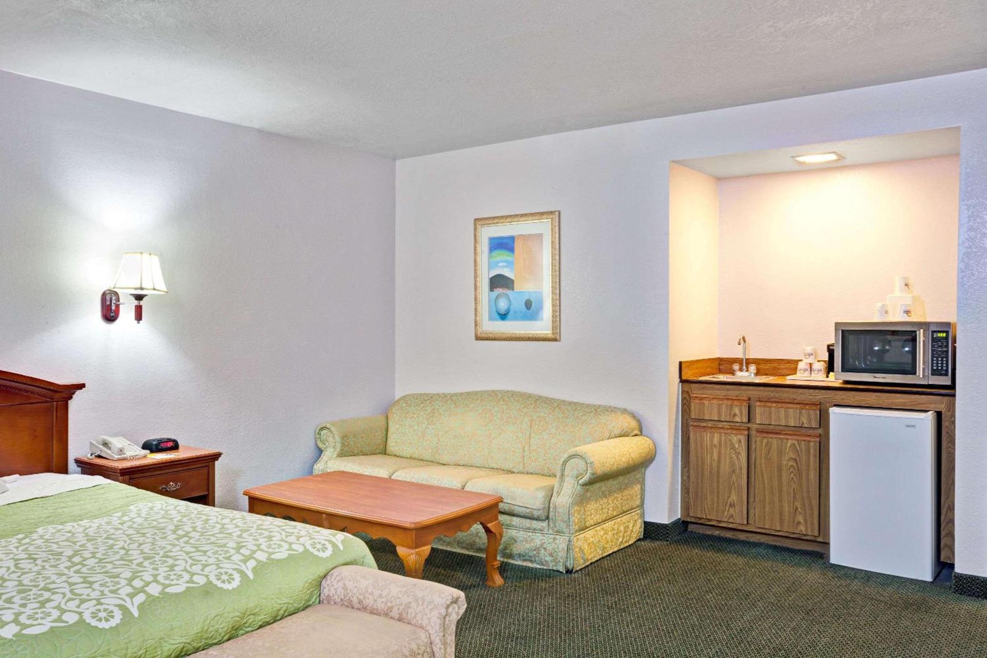 Days Inn & Suites by Wyndham Fullerton photo 14