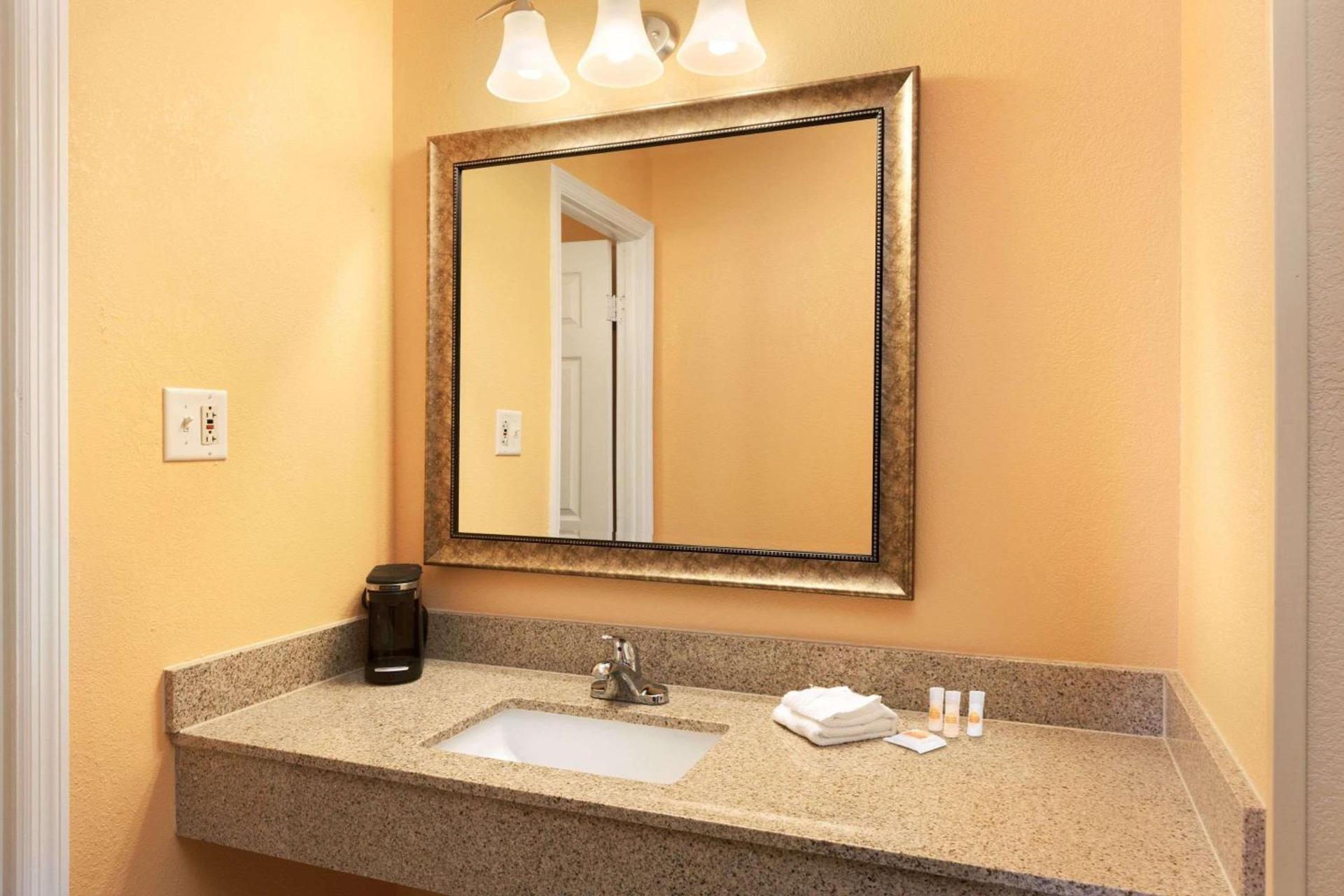 Days Inn by Wyndham Queensbury/Lake George photo 6