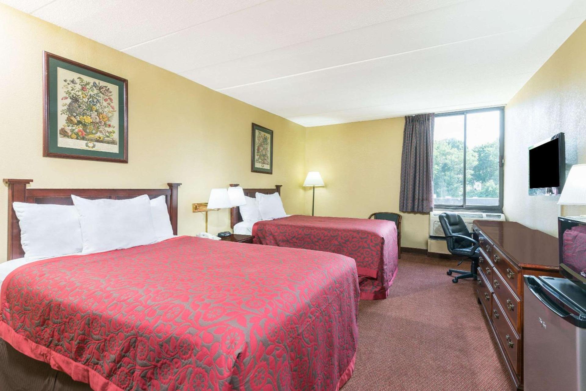 Days Inn by Wyndham Hagerstown I-70 photo 7