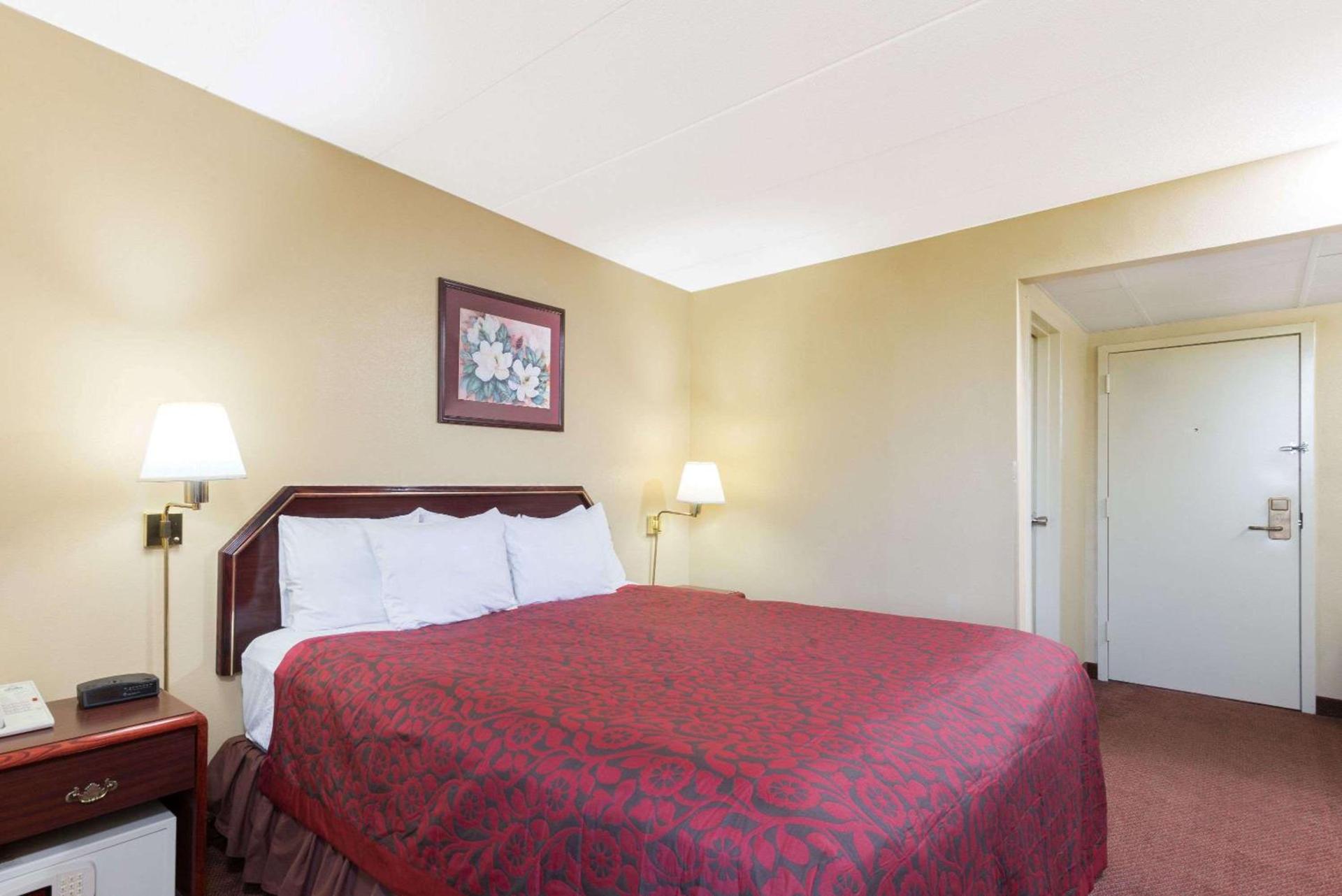 Days Inn by Wyndham Hagerstown I-70 photo 11