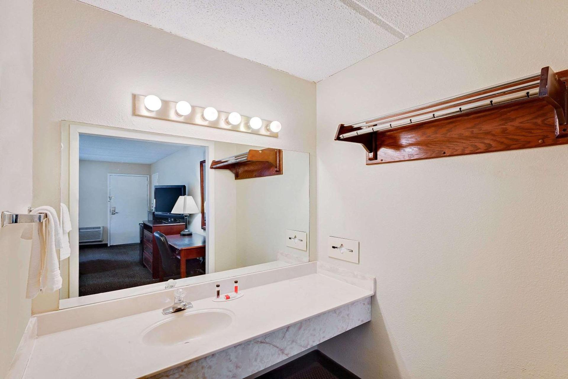 Days Inn by Wyndham Bay City photo 7