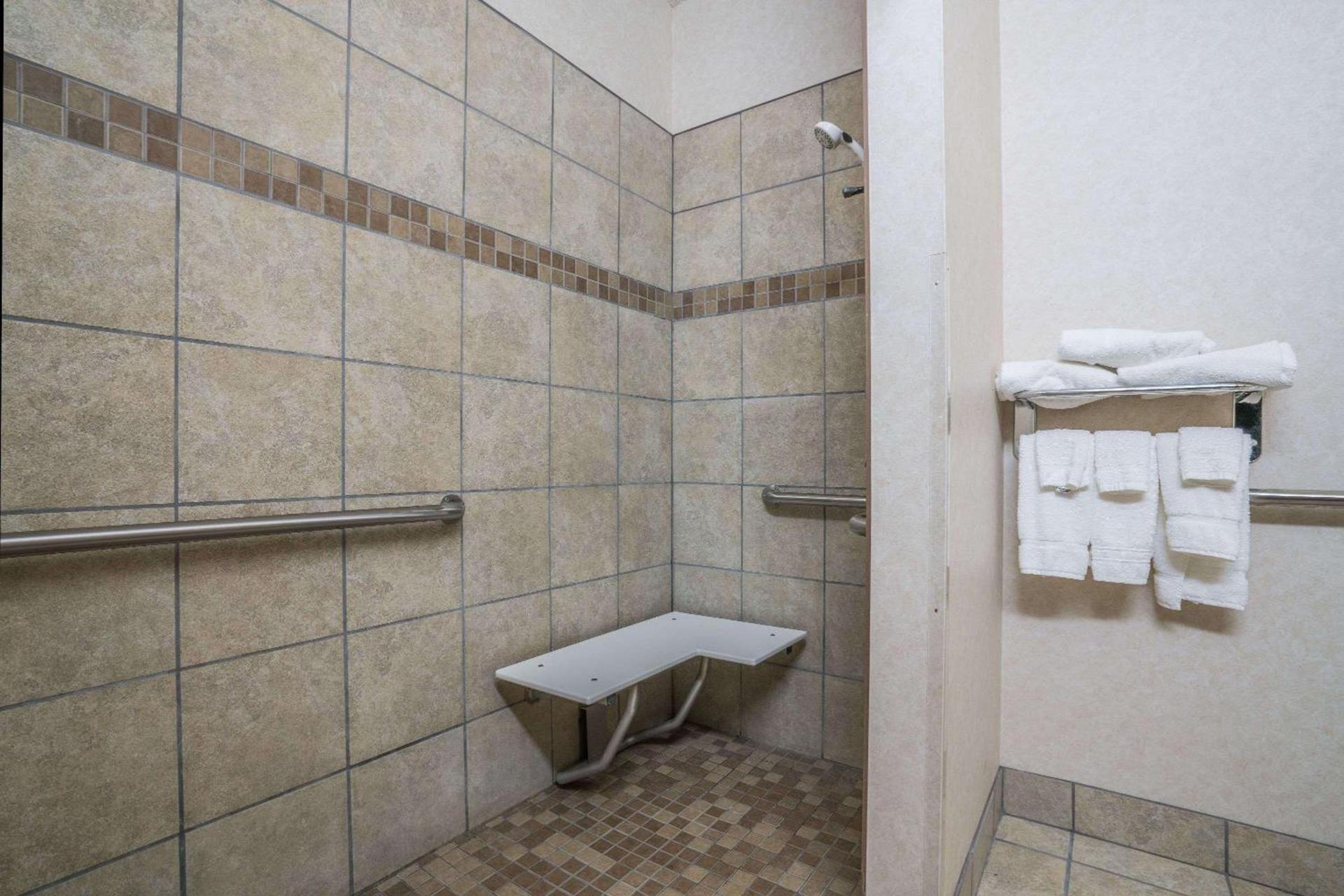 Days Inn by Wyndham Fargo Casselton Waterpark photo 7