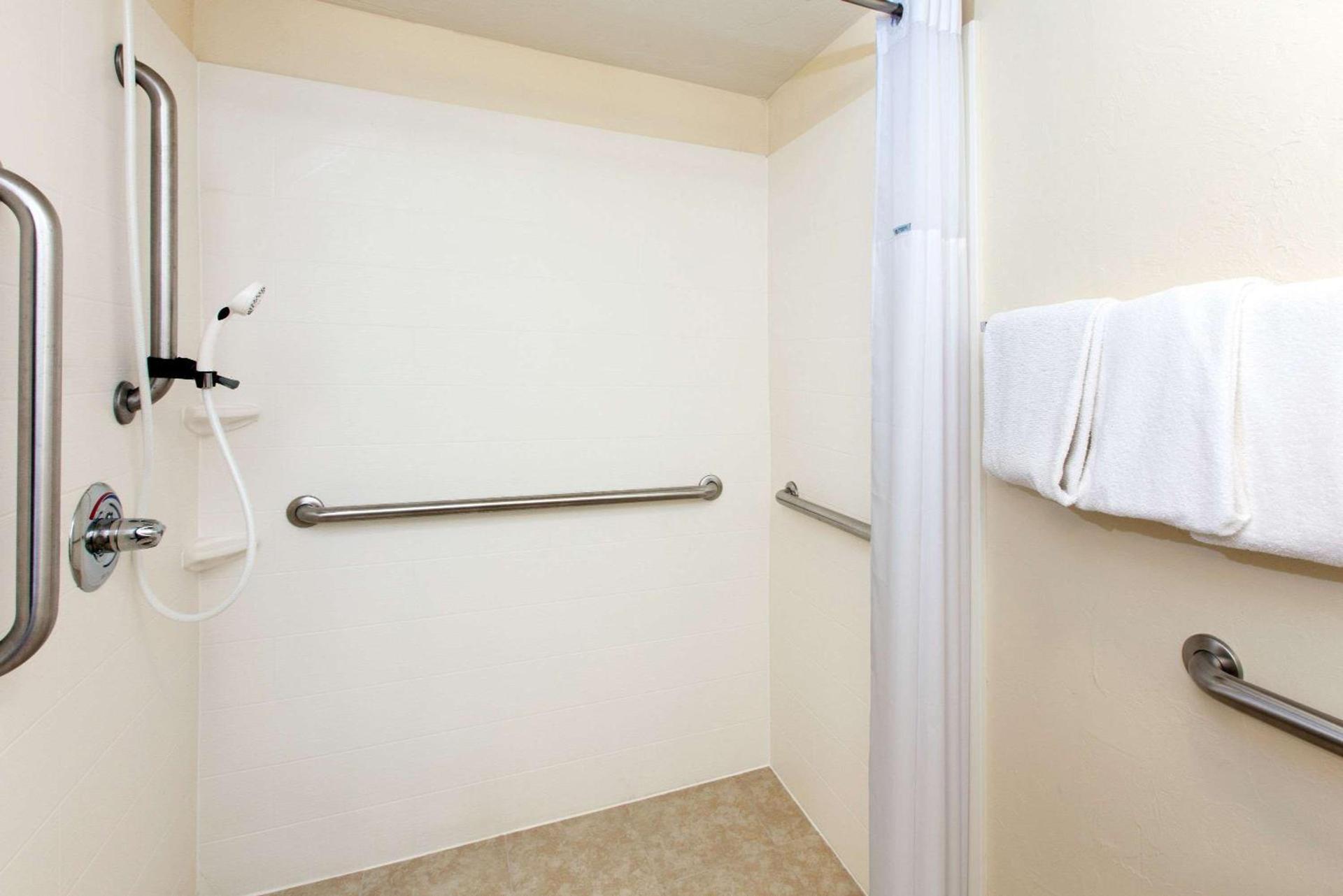 Days Inn by Wyndham Norman photo 11