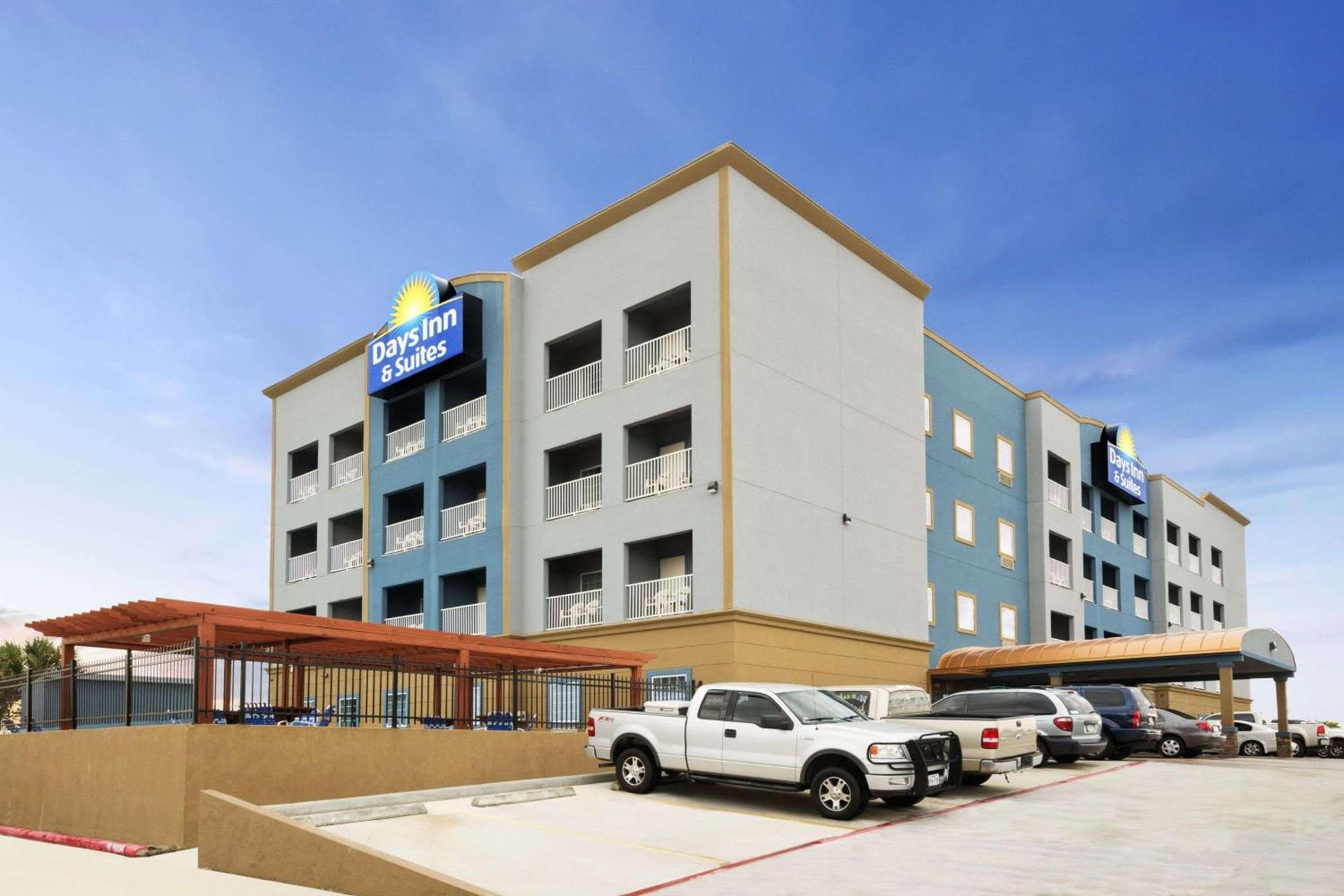 Days Inn & Suites by Wyndham Galveston West/Seawall photo 2