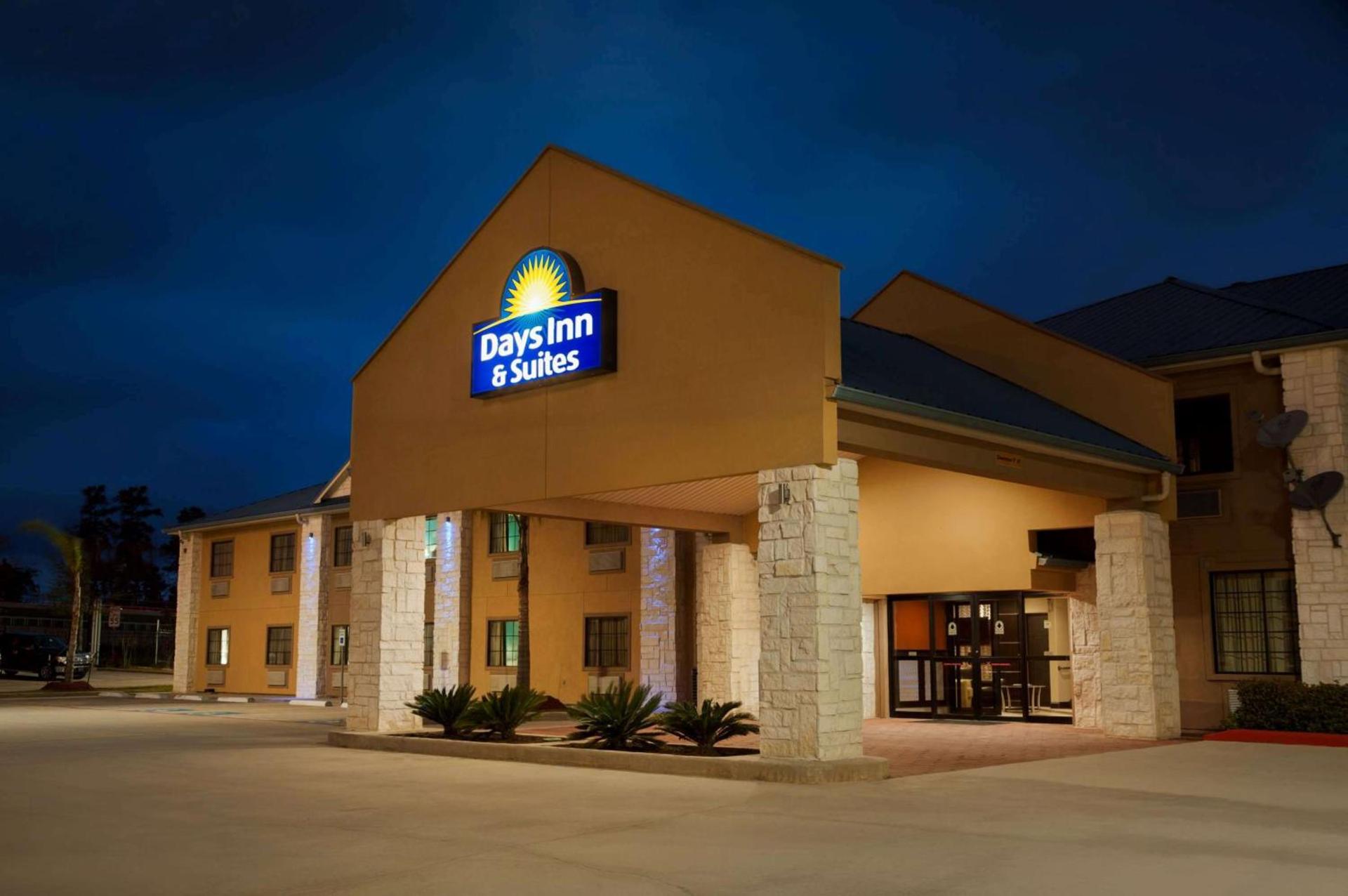 Days Inn & Suites by Wyndham Conroe North photo 2