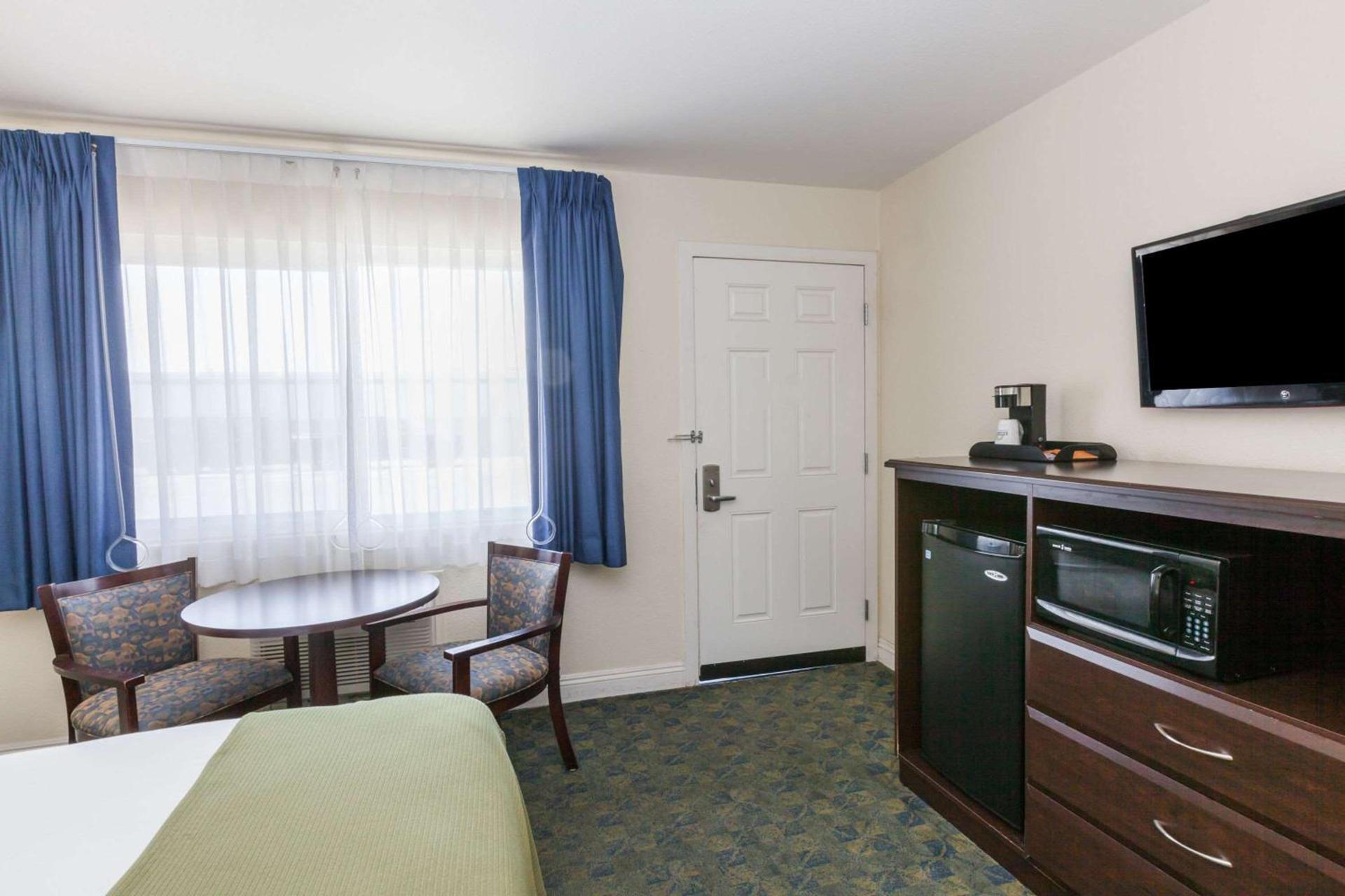 Days Inn by Wyndham Santa Maria photo 9