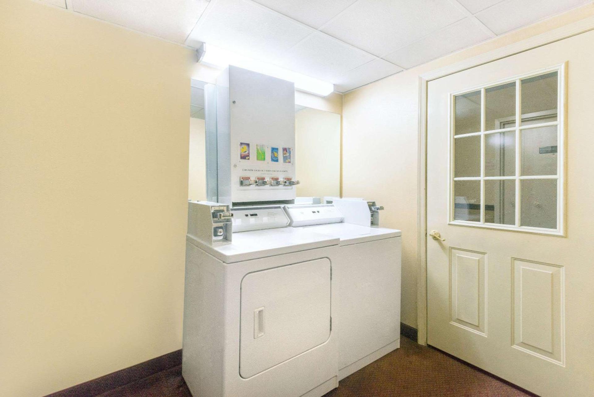 Days Inn by Wyndham Hagerstown I-70 photo 12