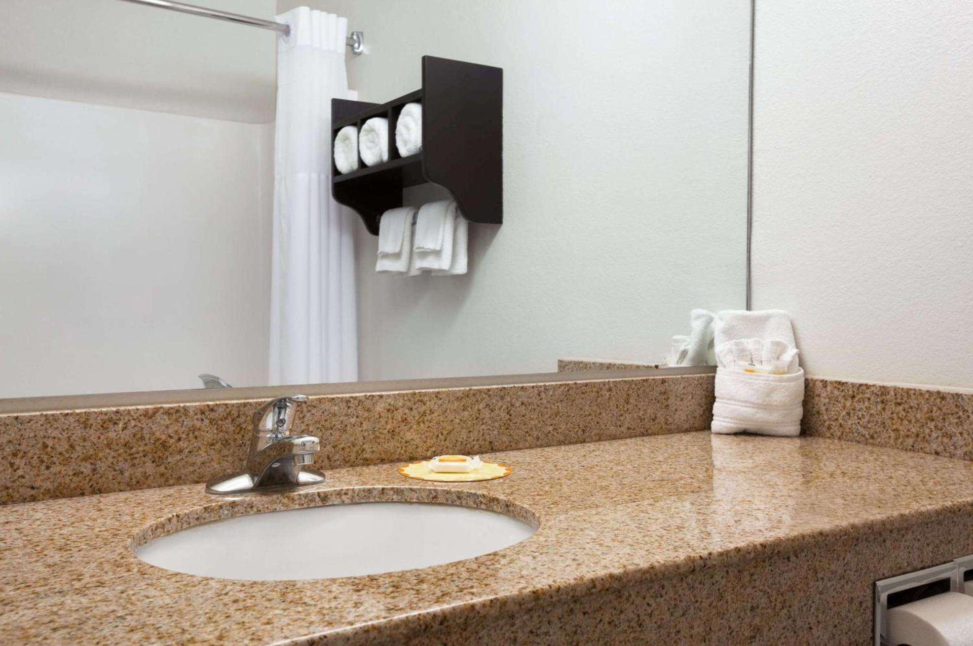 Days Inn & Suites by Wyndham Conroe North photo 8