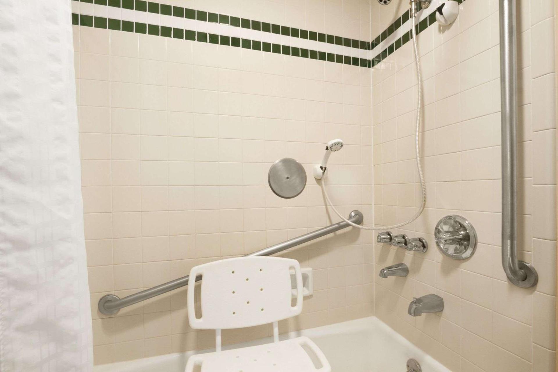 Days Inn by Wyndham Alexander City photo 6