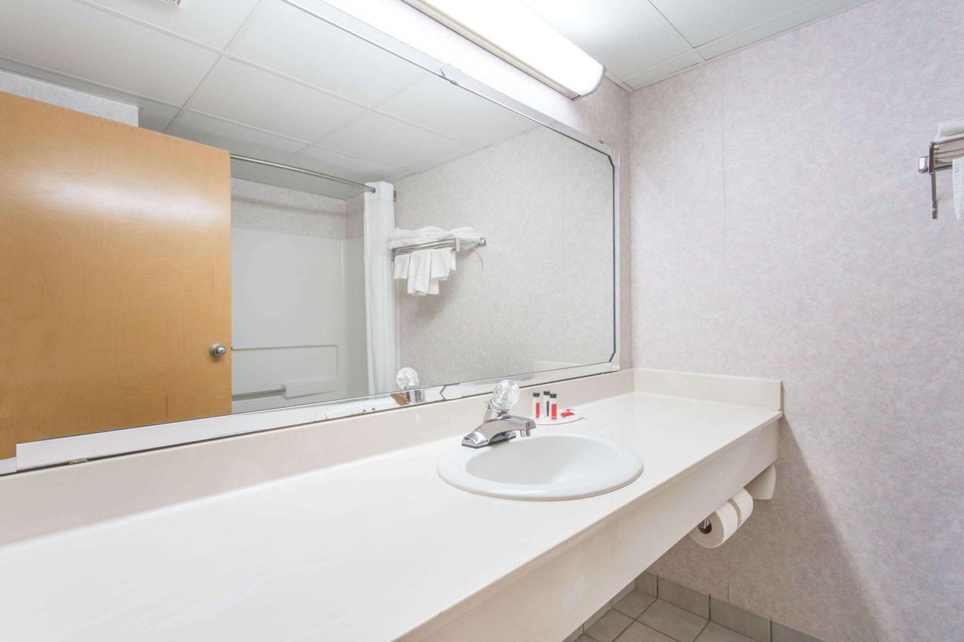 Rodeway Inn High Point - Archdale photo 26