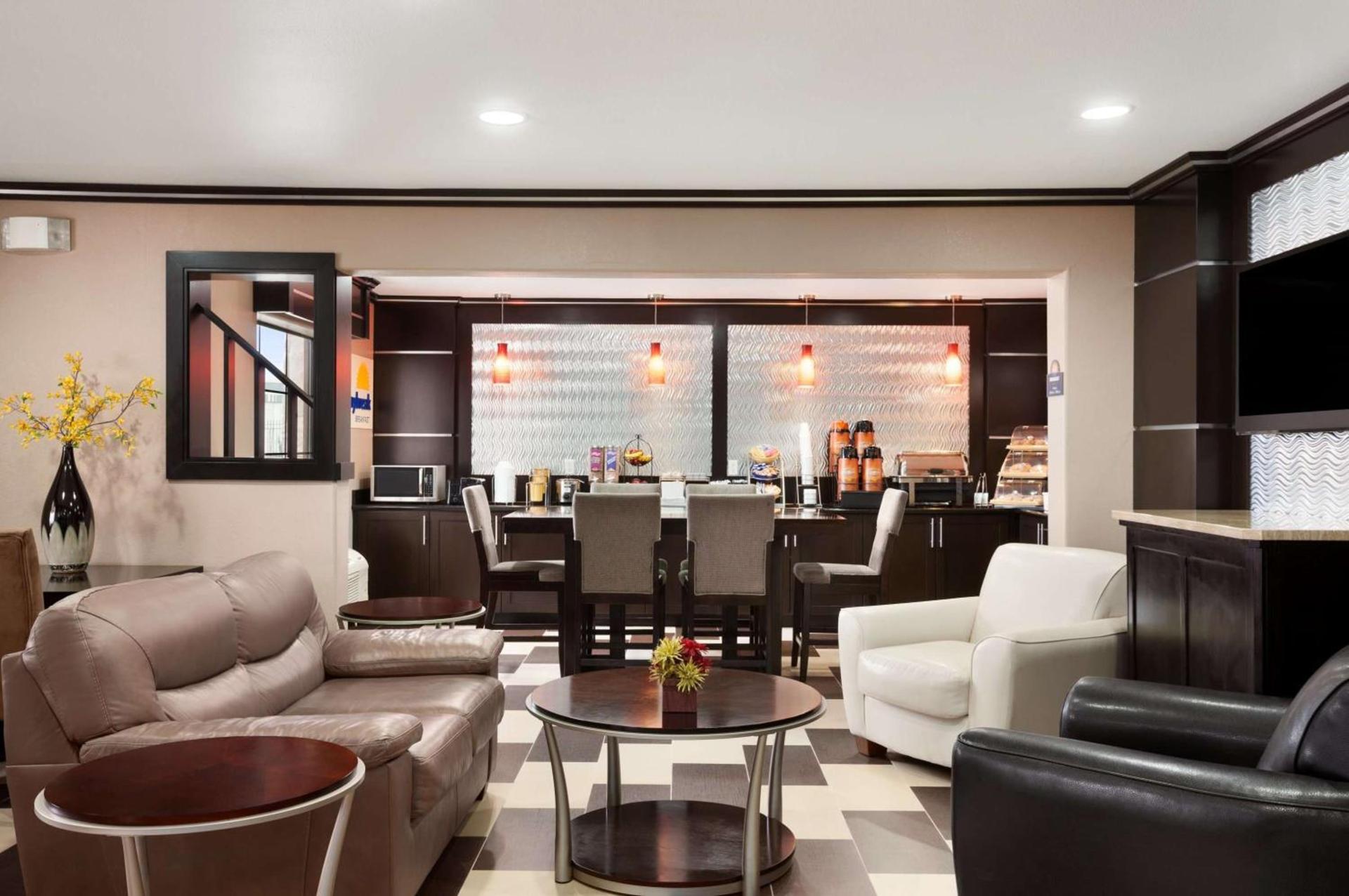 Days Inn & Suites by Wyndham Conroe North photo 4