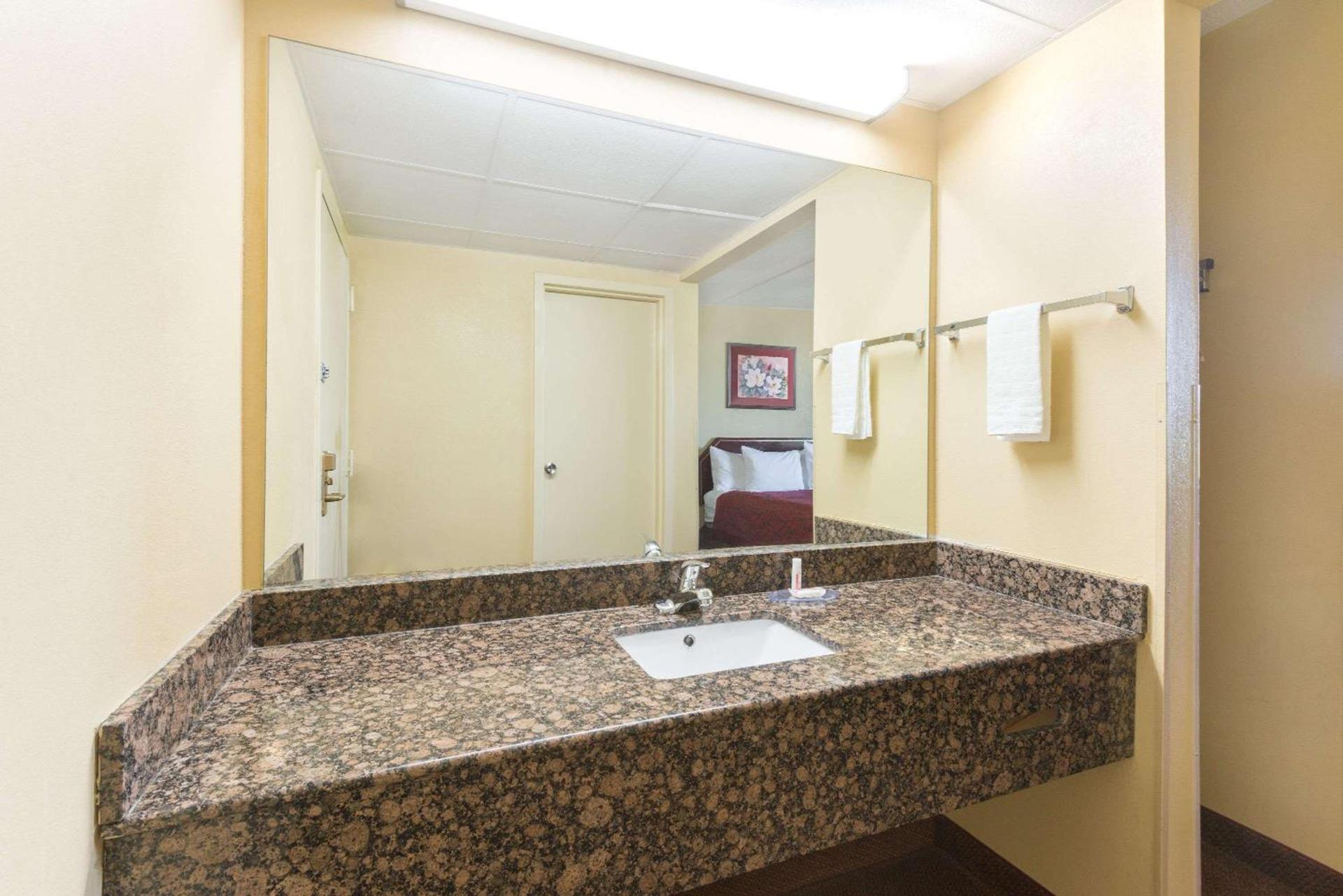Days Inn by Wyndham Hagerstown I-70 photo 4