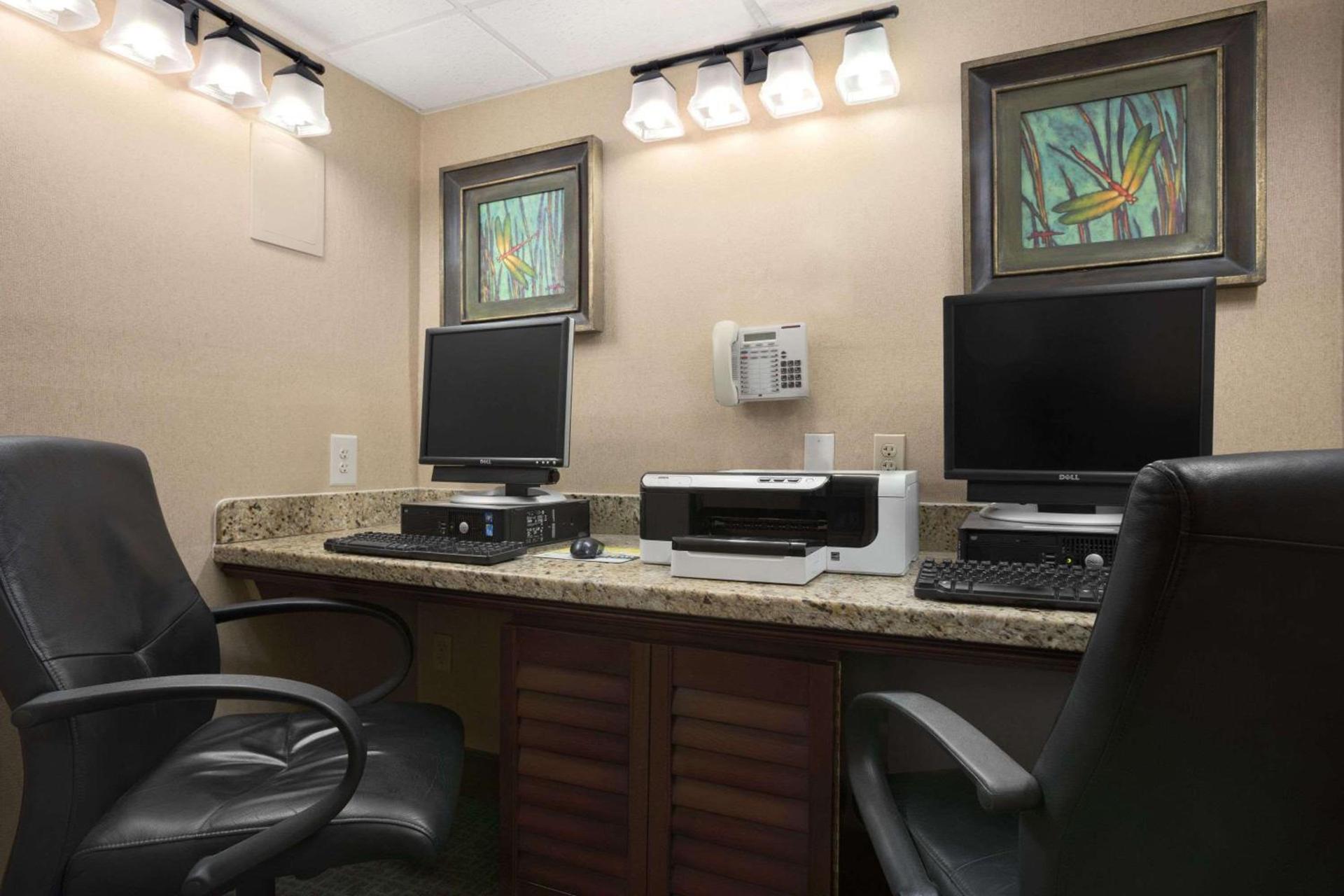 Days Inn by Wyndham Las Cruces photo 11
