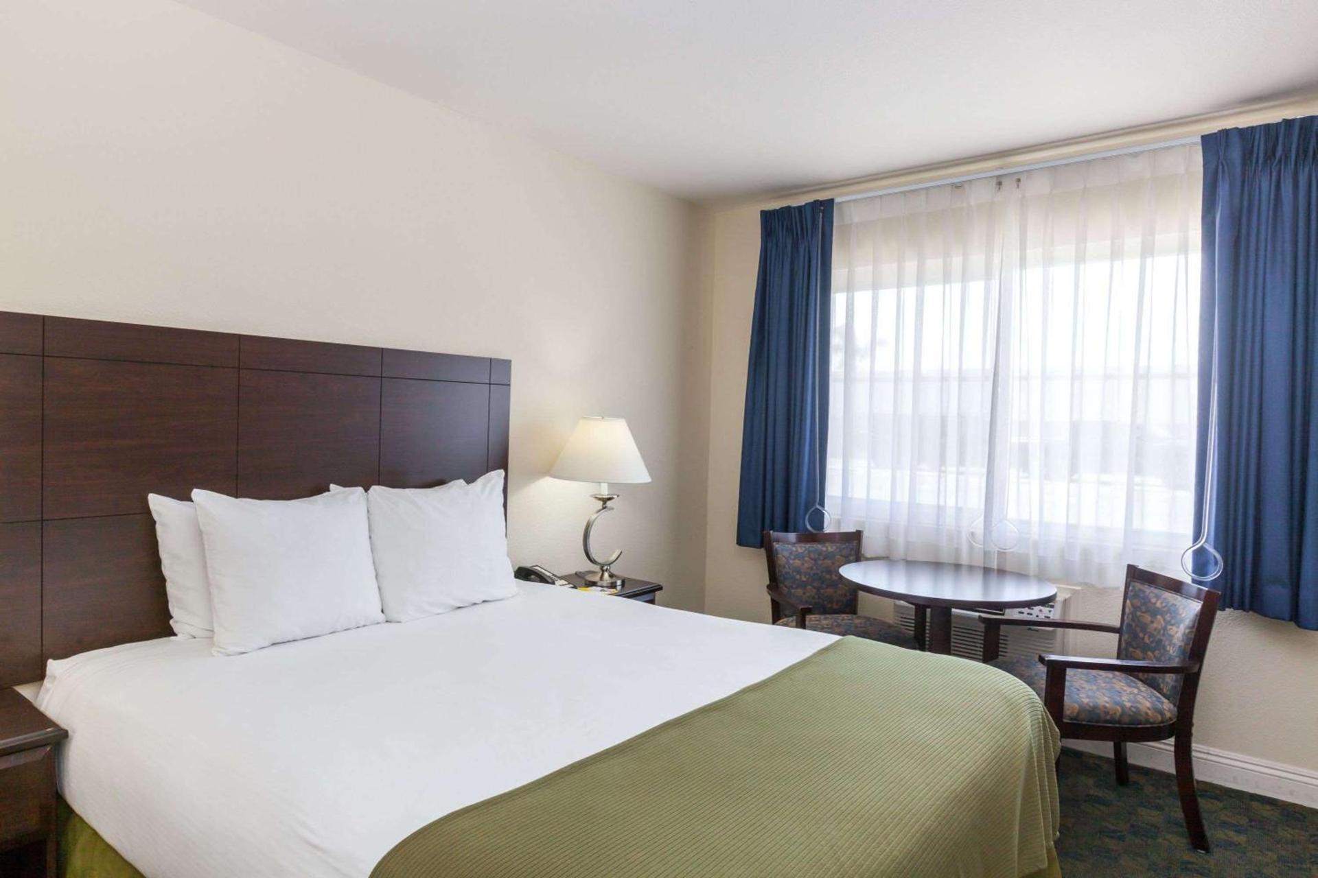 Days Inn by Wyndham Santa Maria photo 12