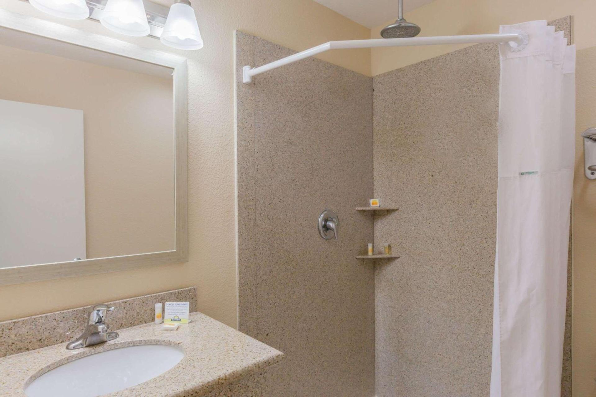 Days Inn by Wyndham Santa Maria photo 8