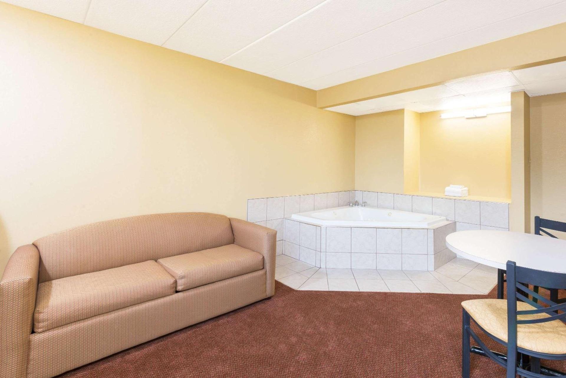 Days Inn by Wyndham Hagerstown I-70 photo 6