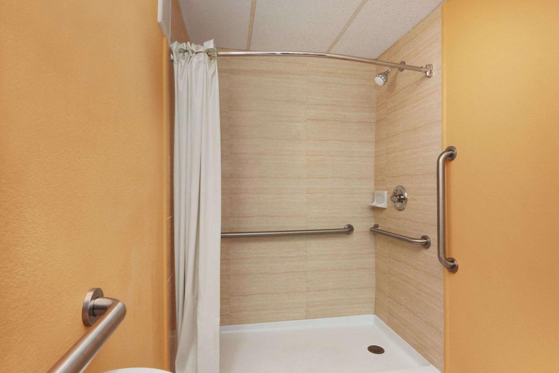 Days Inn by Wyndham Queensbury/Lake George photo 7